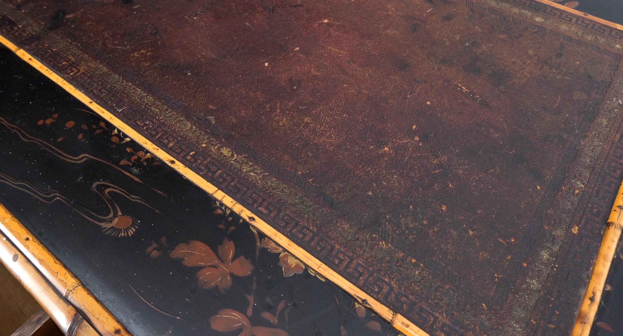 Chinoiseries Ancienne table de bureau asiatique orientale japonaise en bambou brûlé peinte à la main et décorée en vente