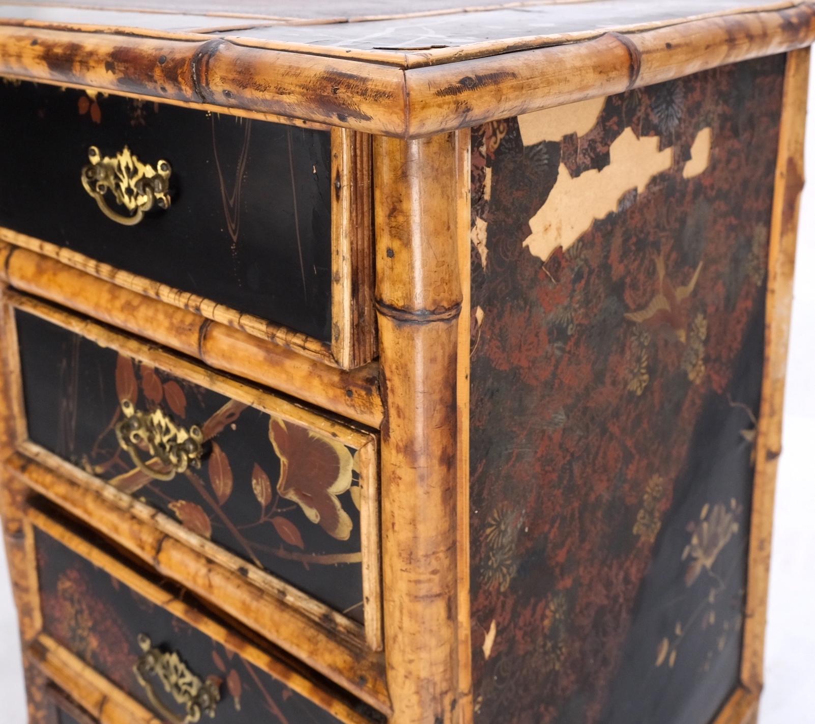 Peint à la main Ancienne table de bureau asiatique orientale japonaise en bambou brûlé peinte à la main et décorée en vente