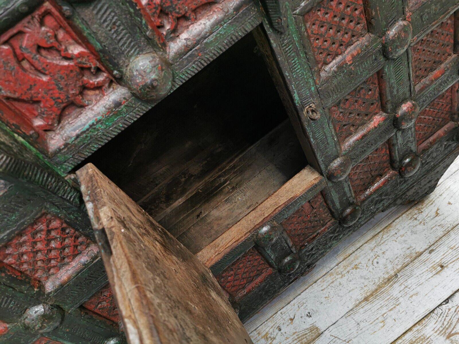 Antike asiatische verschnörkelte Holz Damchiya Dowry Box im Angebot 3