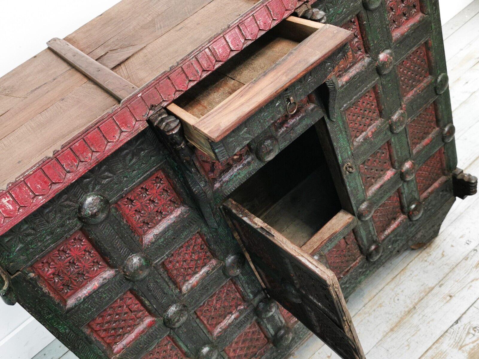 Antike asiatische verschnörkelte Holz Damchiya Dowry Box im Angebot 5