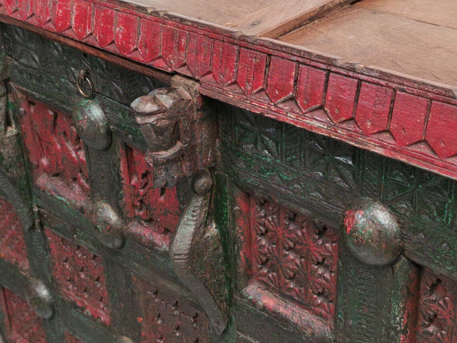 Antike asiatische verschnörkelte Holz Damchiya Dowry Box im Zustand „Gut“ im Angebot in STOKE ON TRENT, GB