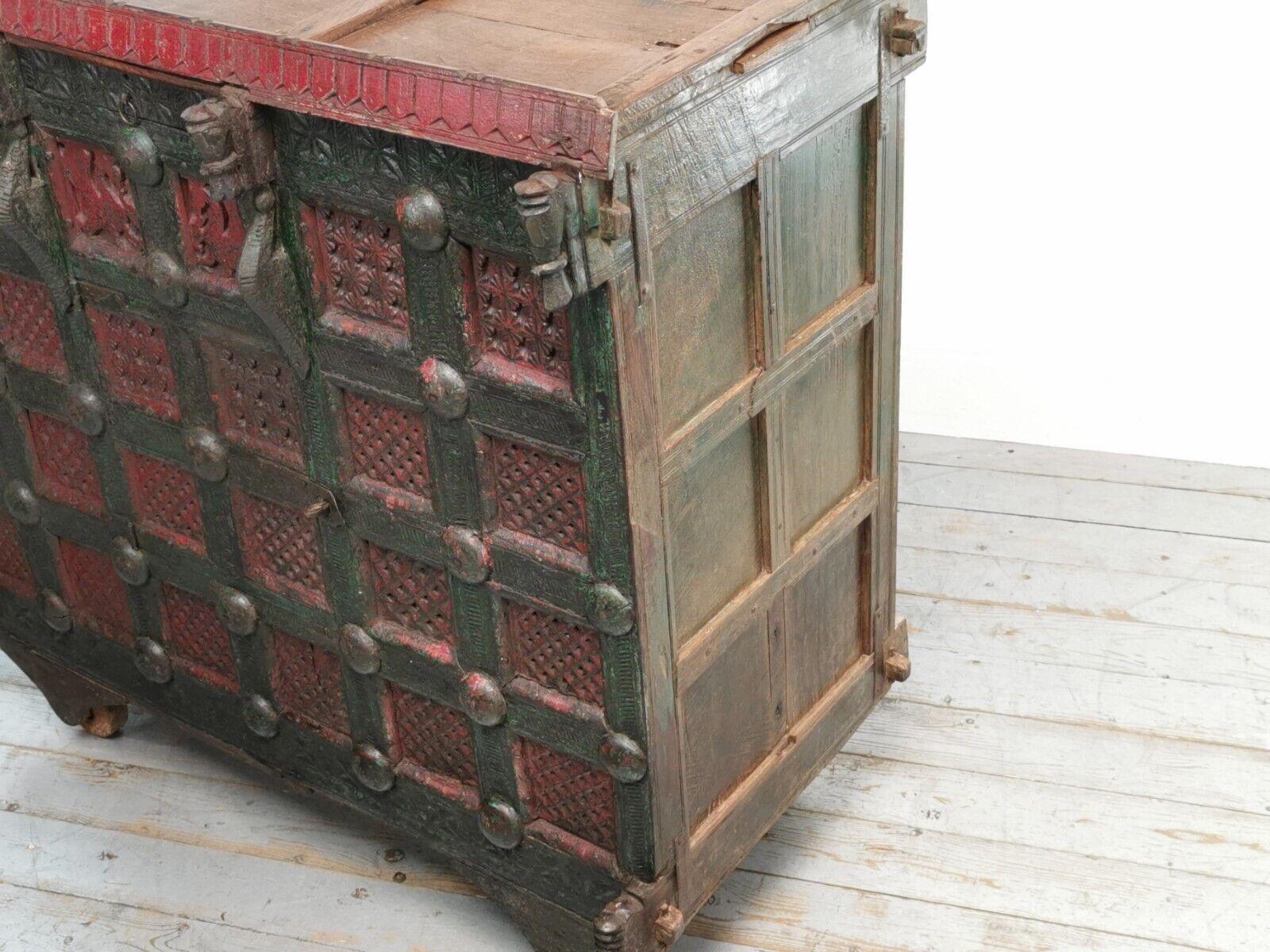 Antike asiatische verschnörkelte Holz Damchiya Dowry Box im Angebot 1