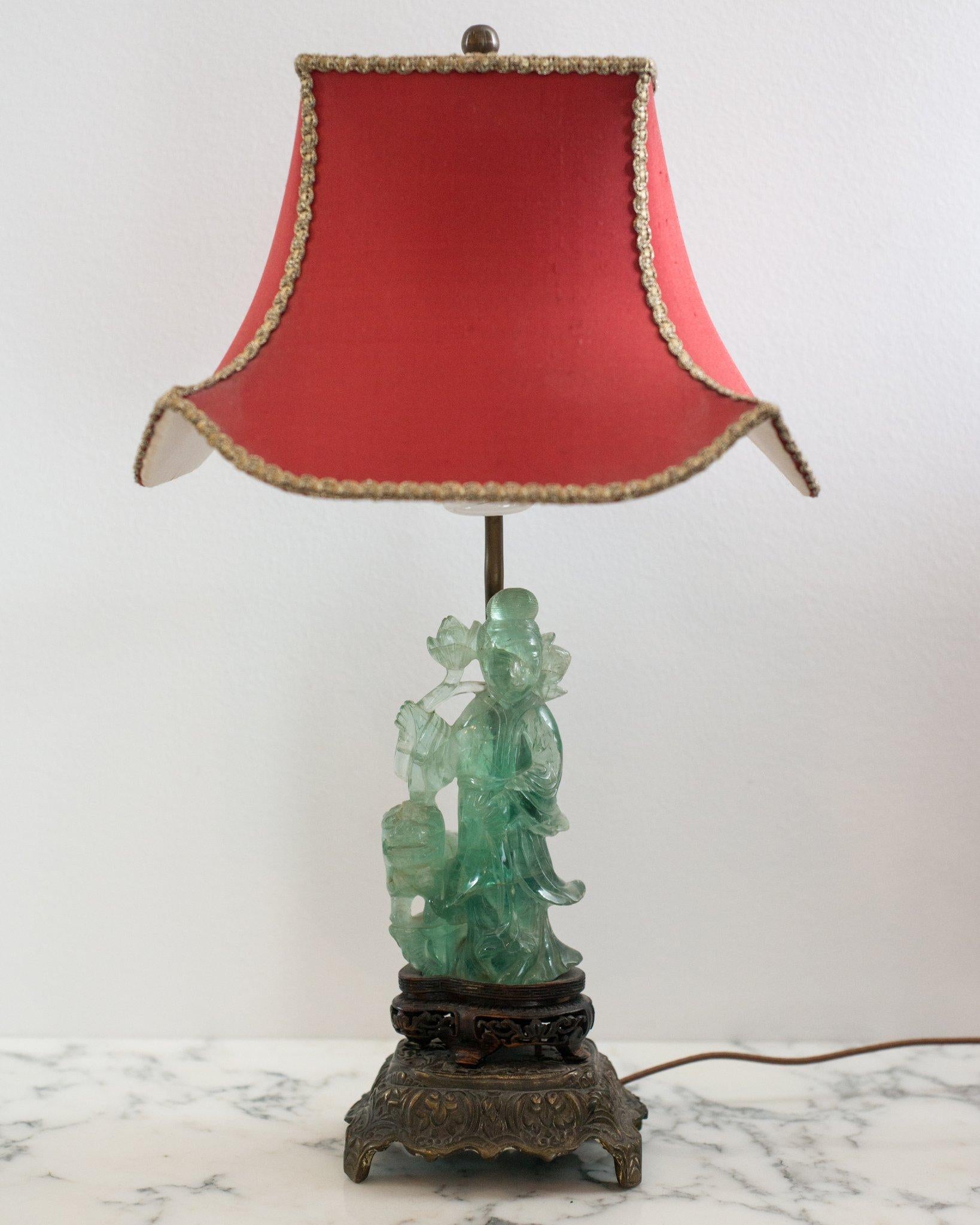 Une belle petite lampe asiatique ancienne en fluorite sculptée sur une base en bronze avec un abat-jour personnalisé 