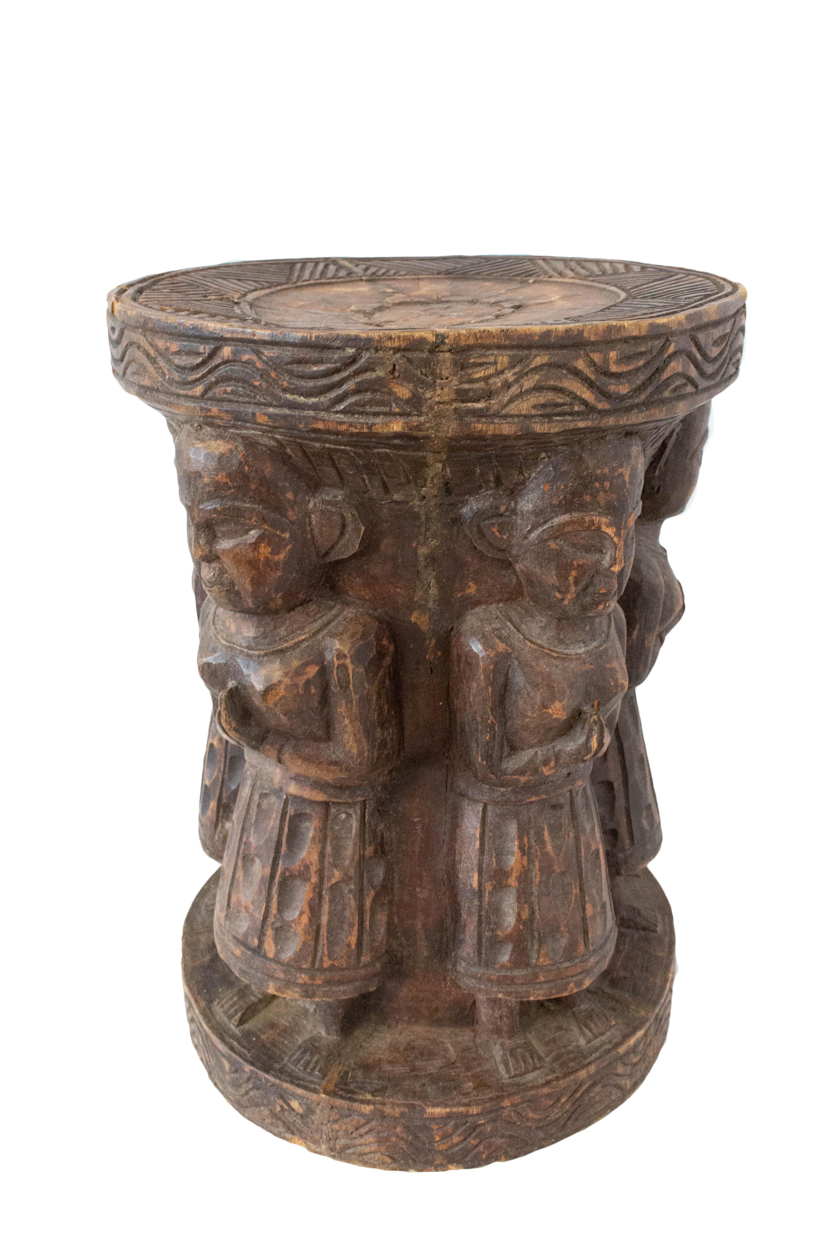 19th century Asian stool with four characters
Carved from a single piece of wood
Good antique condition, solid and sound

For shipping: 40/28/28 cm 5 kg.