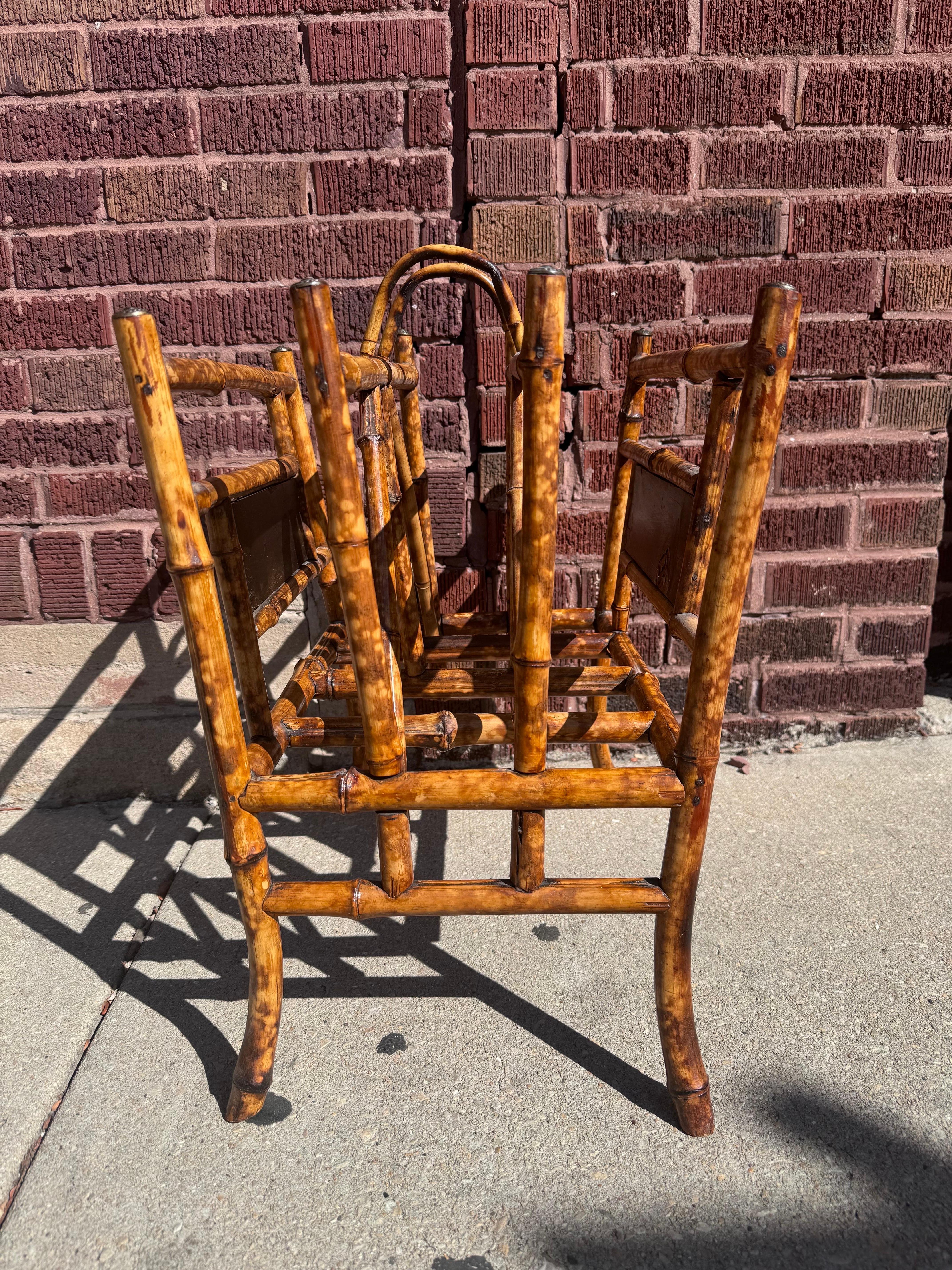 Revistero Antiguo de Bambú Tallado Asian Style Moderno de mediados de siglo en venta