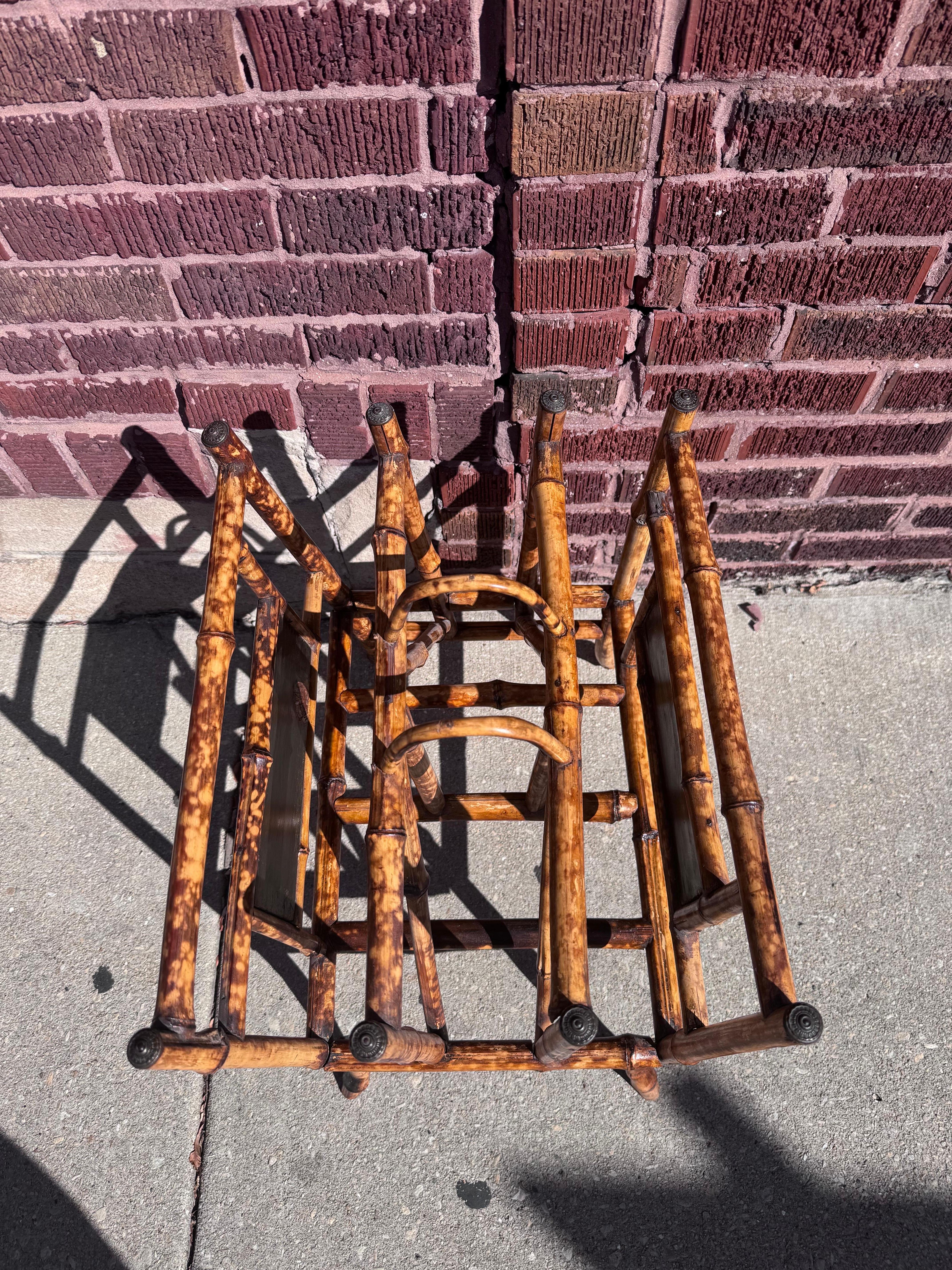 Revistero Antiguo de Bambú Tallado Asian Style en Bueno estado para la venta en Chicago, IL