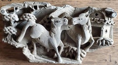 Élément architectural asiatique ancien en relief de pierre de temple sculpté