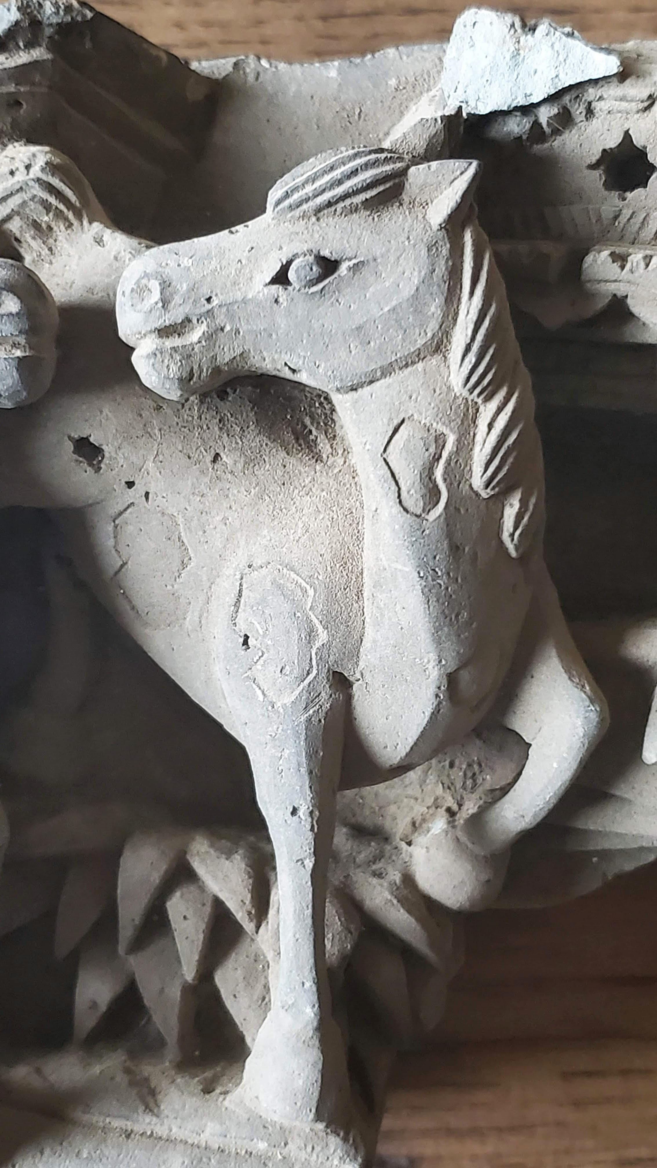 Pierre Élément architectural asiatique ancien en relief de pierre de temple sculpté  en vente