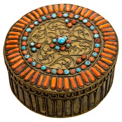 Boîte tibétaine ancienne en laiton filigrane avec écrin de prières turquoise et corail