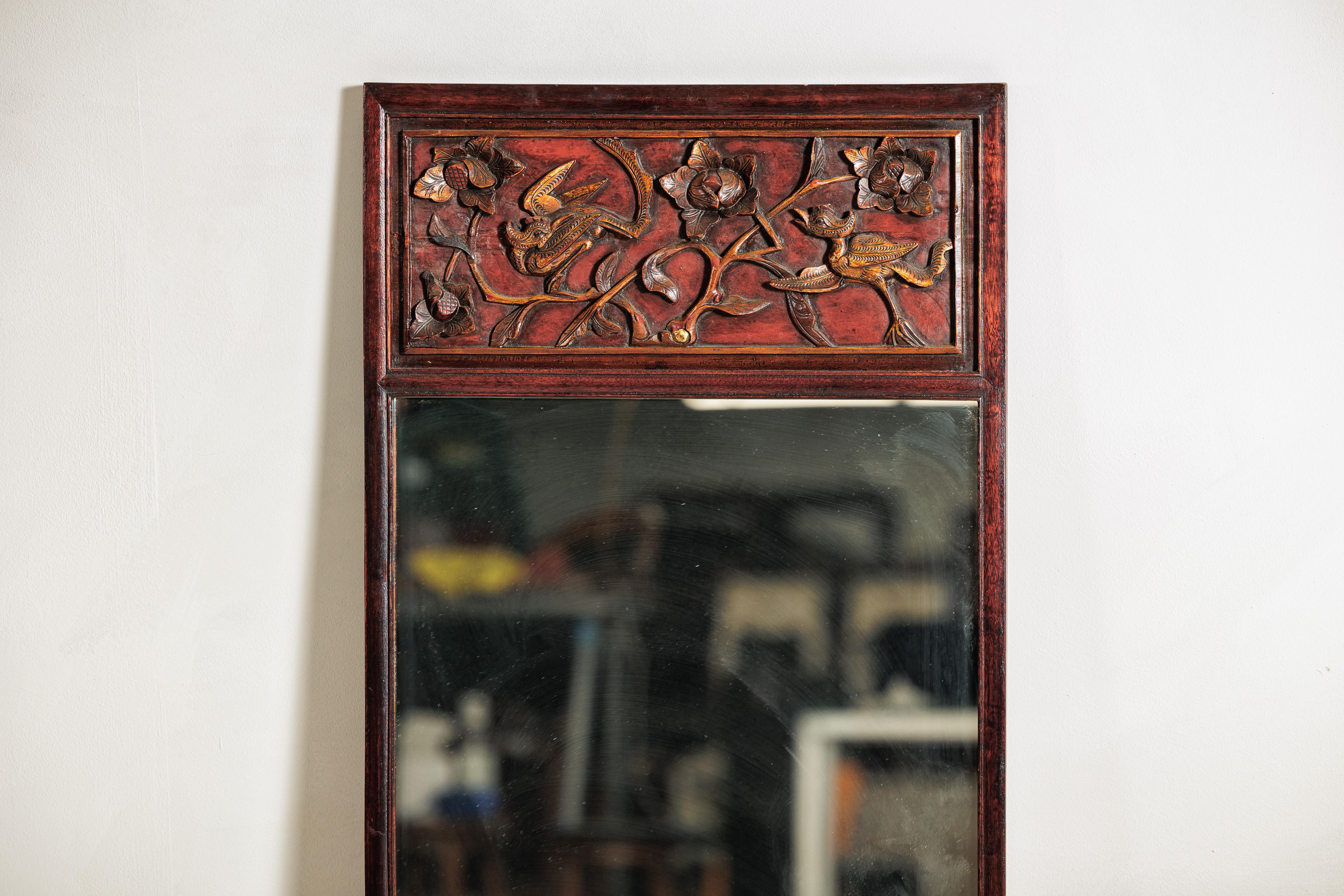 Antiguo Espejo Trumeau Asiático con Pájaros Tallados y Panel Floral siglo XX en venta