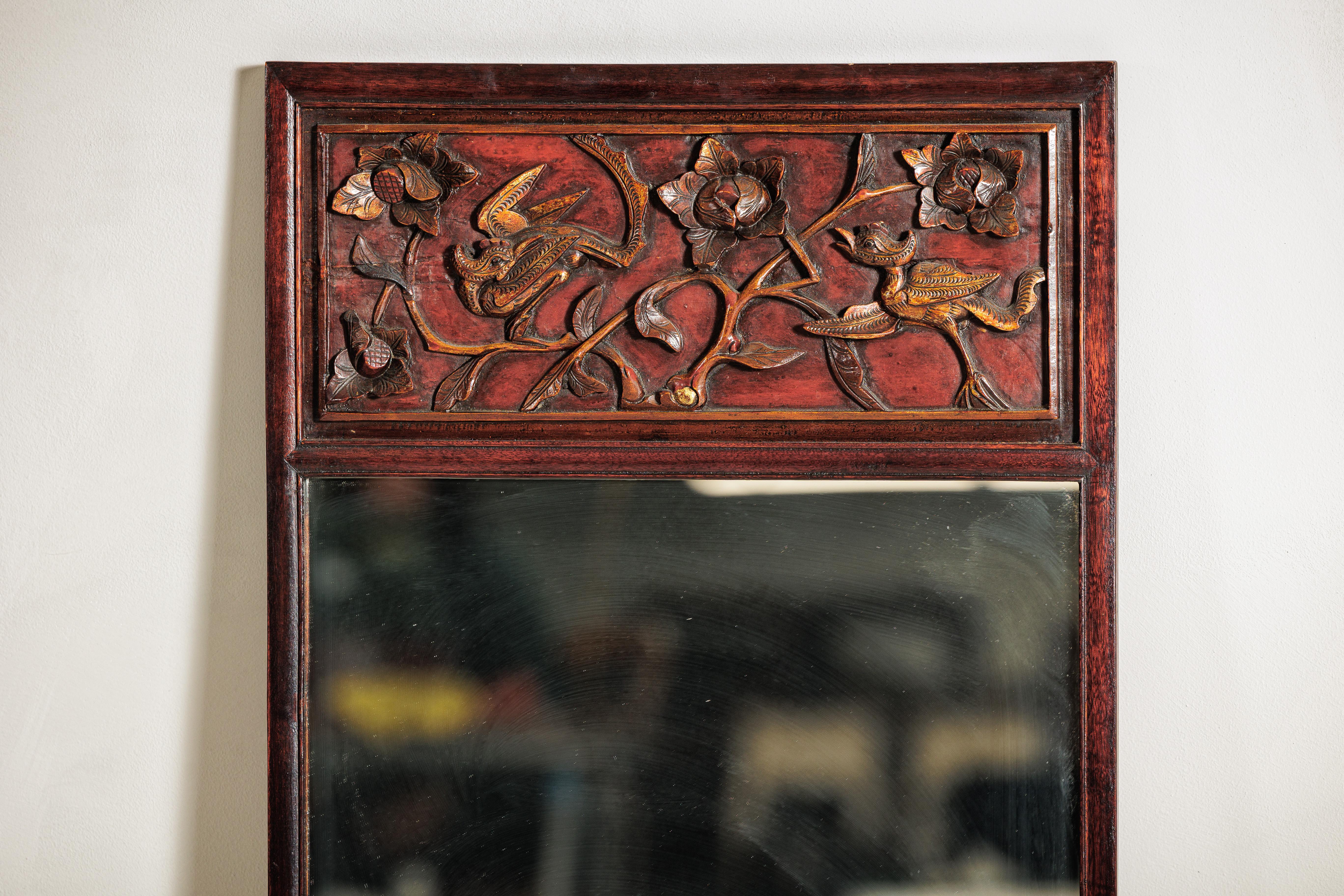 Antiguo Espejo Trumeau Asiático con Pájaros Tallados y Panel Floral en venta 1