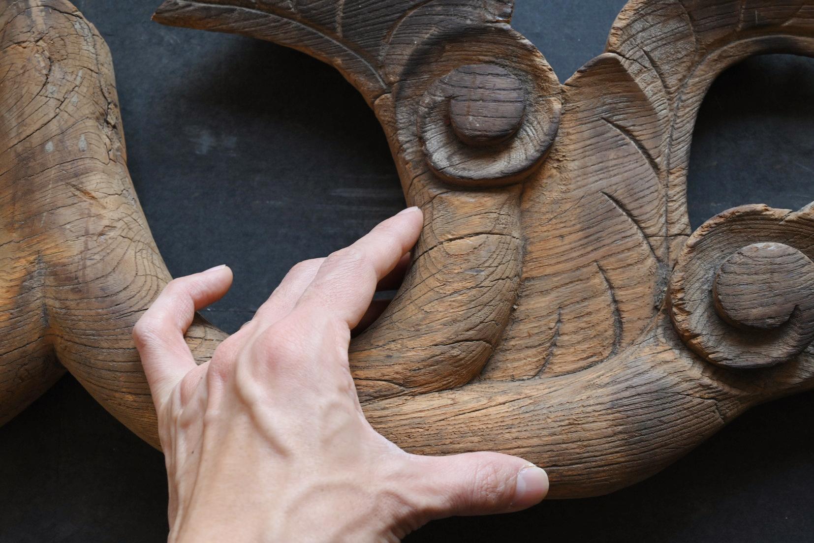 Antica scultura asiatica in legno di vite/Fine XIX-inizio XX secolo/Appeso a parete in vendita 11