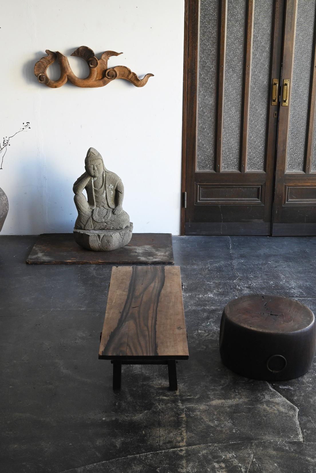 Si ritiene che questa scultura in legno con motivi arabescati sia stata creata nel Southeast Asia o nel più ampio mondo buddista dell'Asia intorno al XIX o XX secolo. Sembra che facesse parte di un componente attaccato in alto sopra la grondaia di