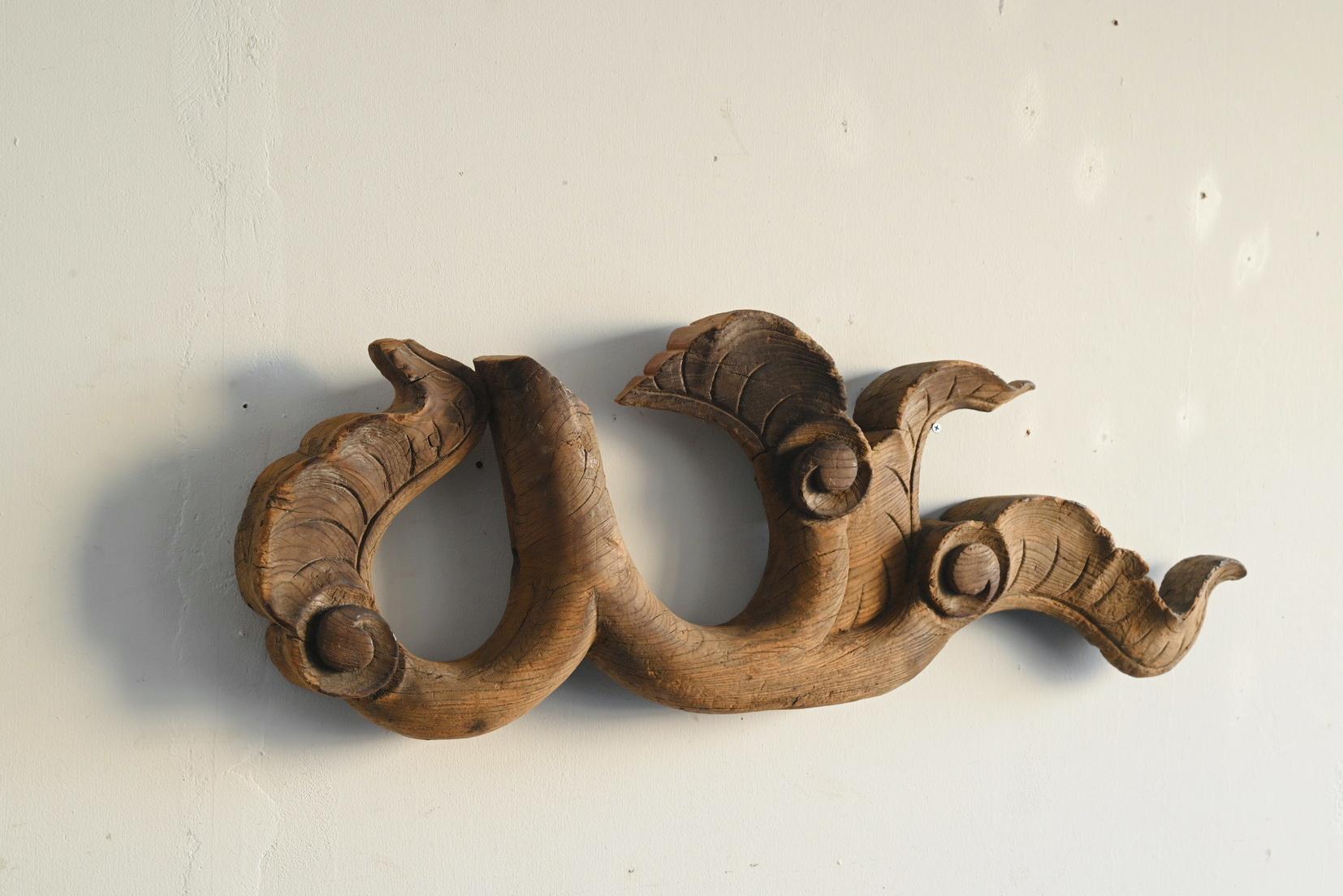 Intagliato a mano Antica scultura asiatica in legno di vite/Fine XIX-inizio XX secolo/Appeso a parete in vendita