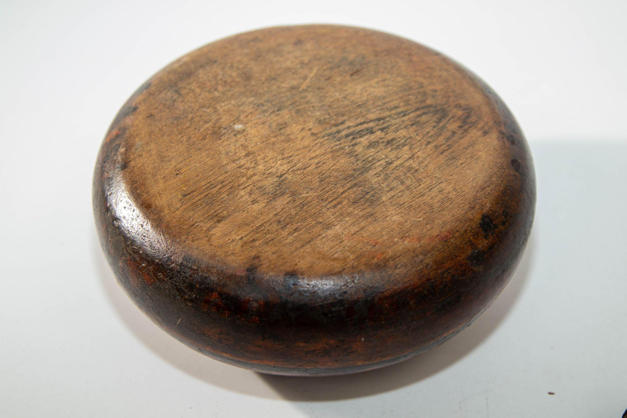Antiker asiatischer Opiumbehälter aus Holz mit Deckel und Messinggriff im Angebot 4