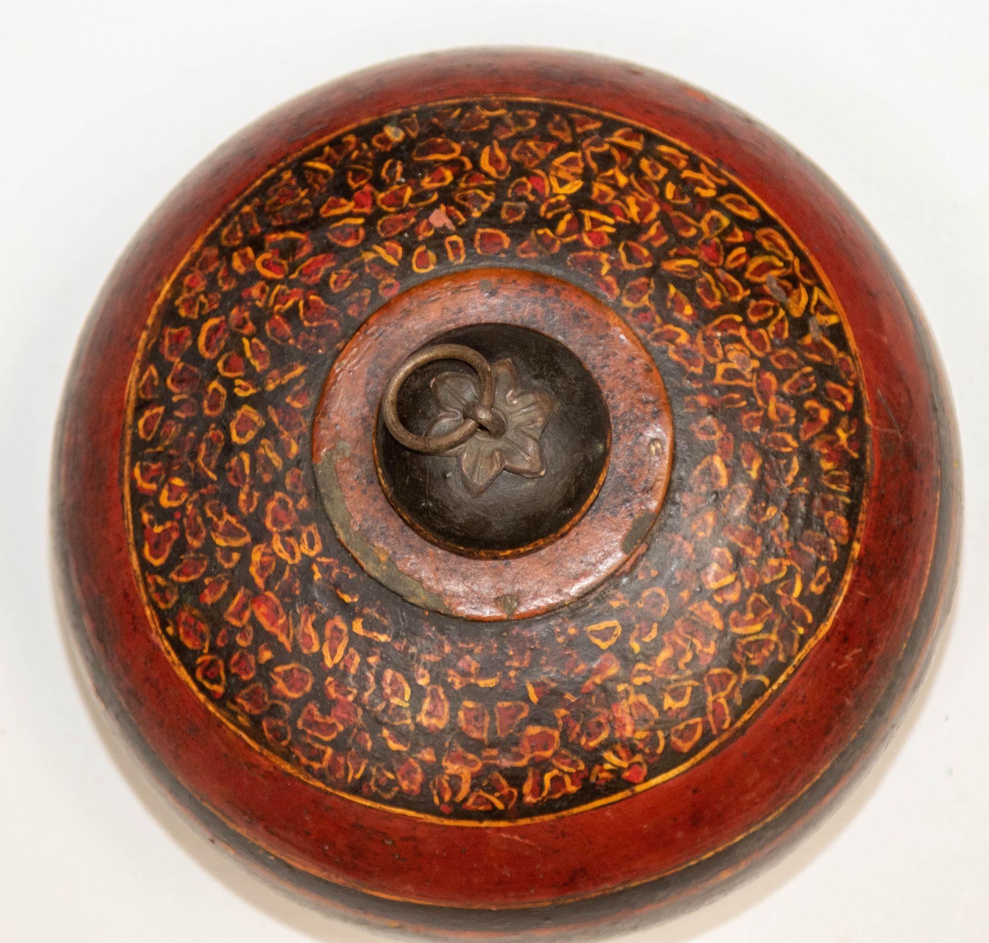 Antiker asiatischer Opiumbehälter aus Holz mit Deckel und Messinggriff im Angebot 5