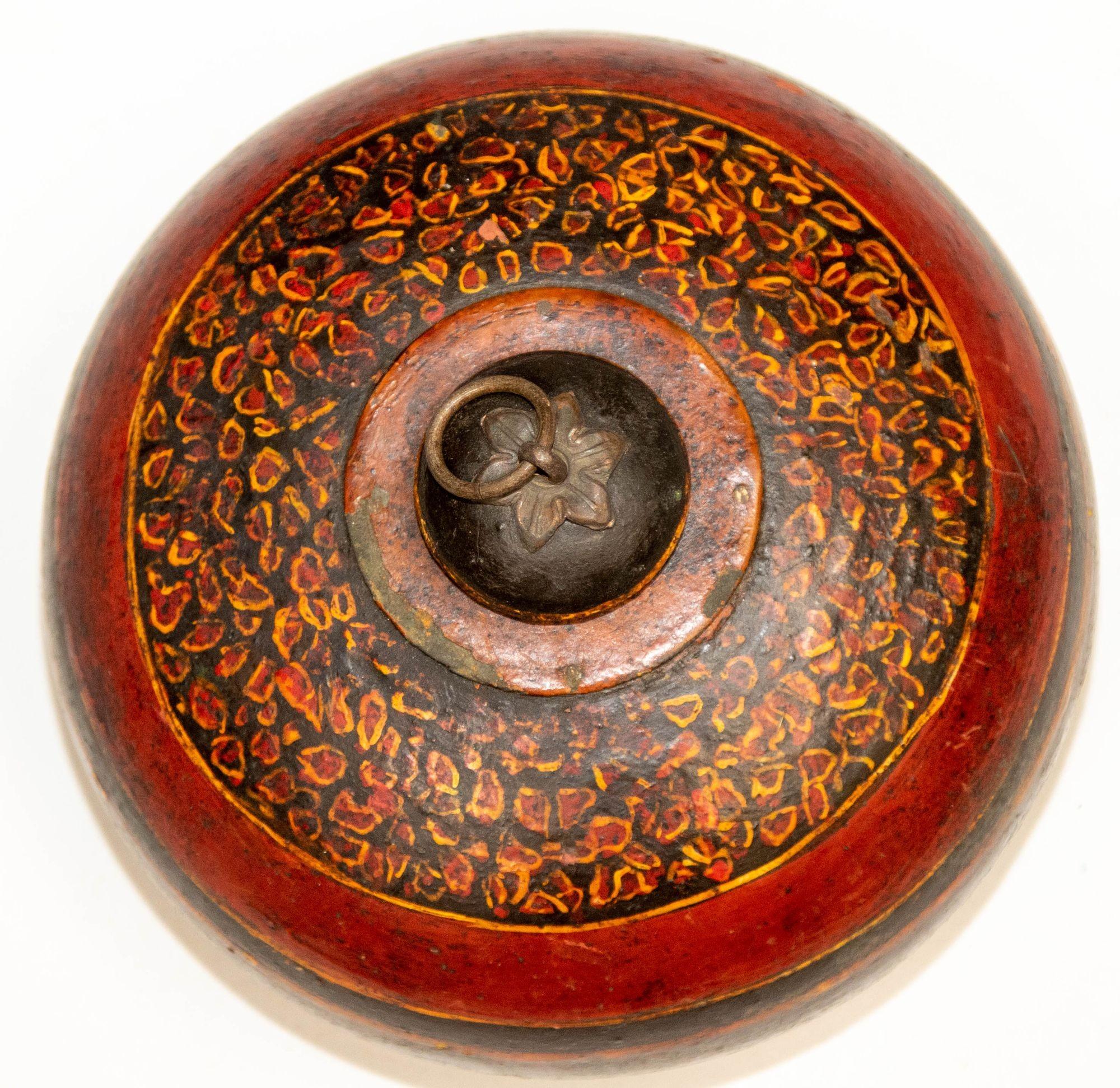 Antiker asiatischer Opiumbehälter aus Holz mit Deckel und Messinggriff im Angebot 6