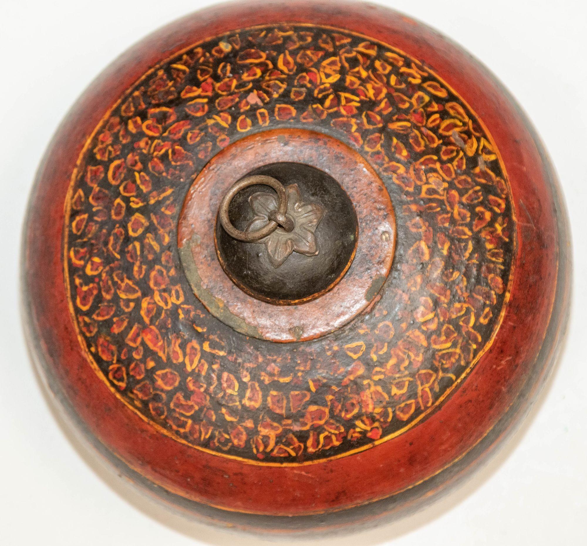 Antiker asiatischer Opiumbehälter aus Holz mit Deckel und Messinggriff im Angebot 7