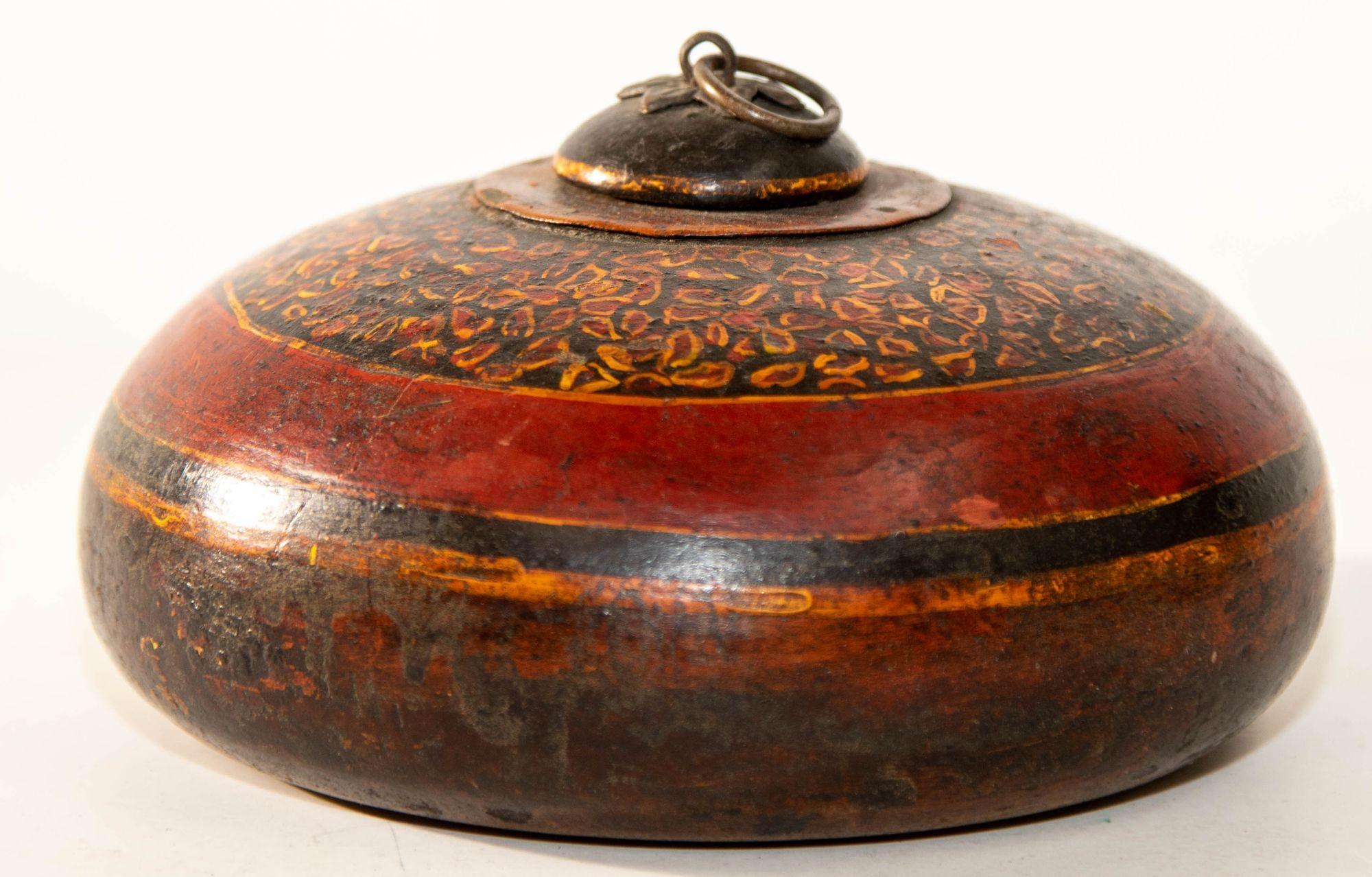 Antiker asiatischer Opiumbehälter aus Holz mit Deckel und Messinggriff (Tibetisch) im Angebot