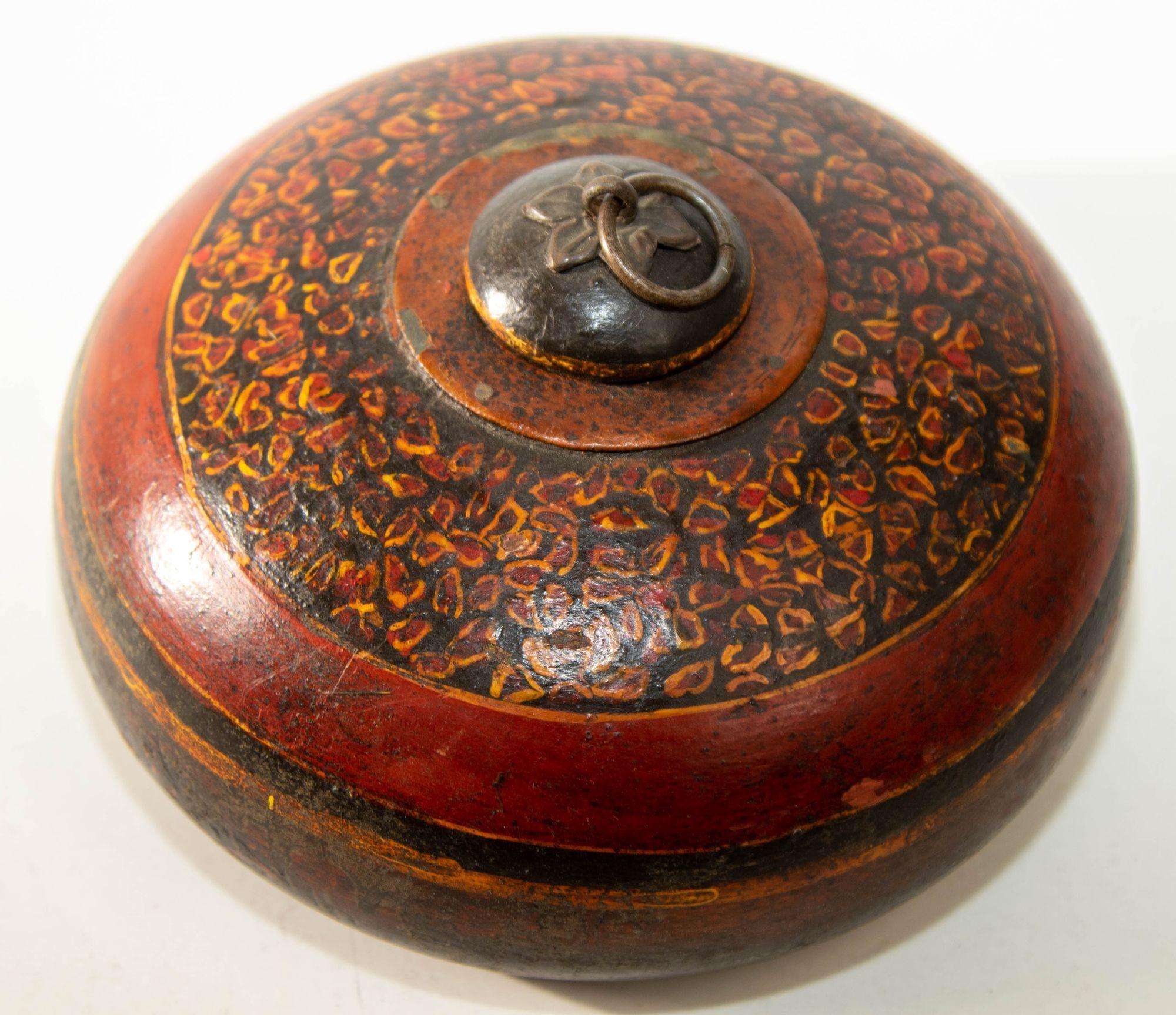 Tibétain Récipient asiatique ancien en bois d'opium avec couvercle et poignée en laiton en vente