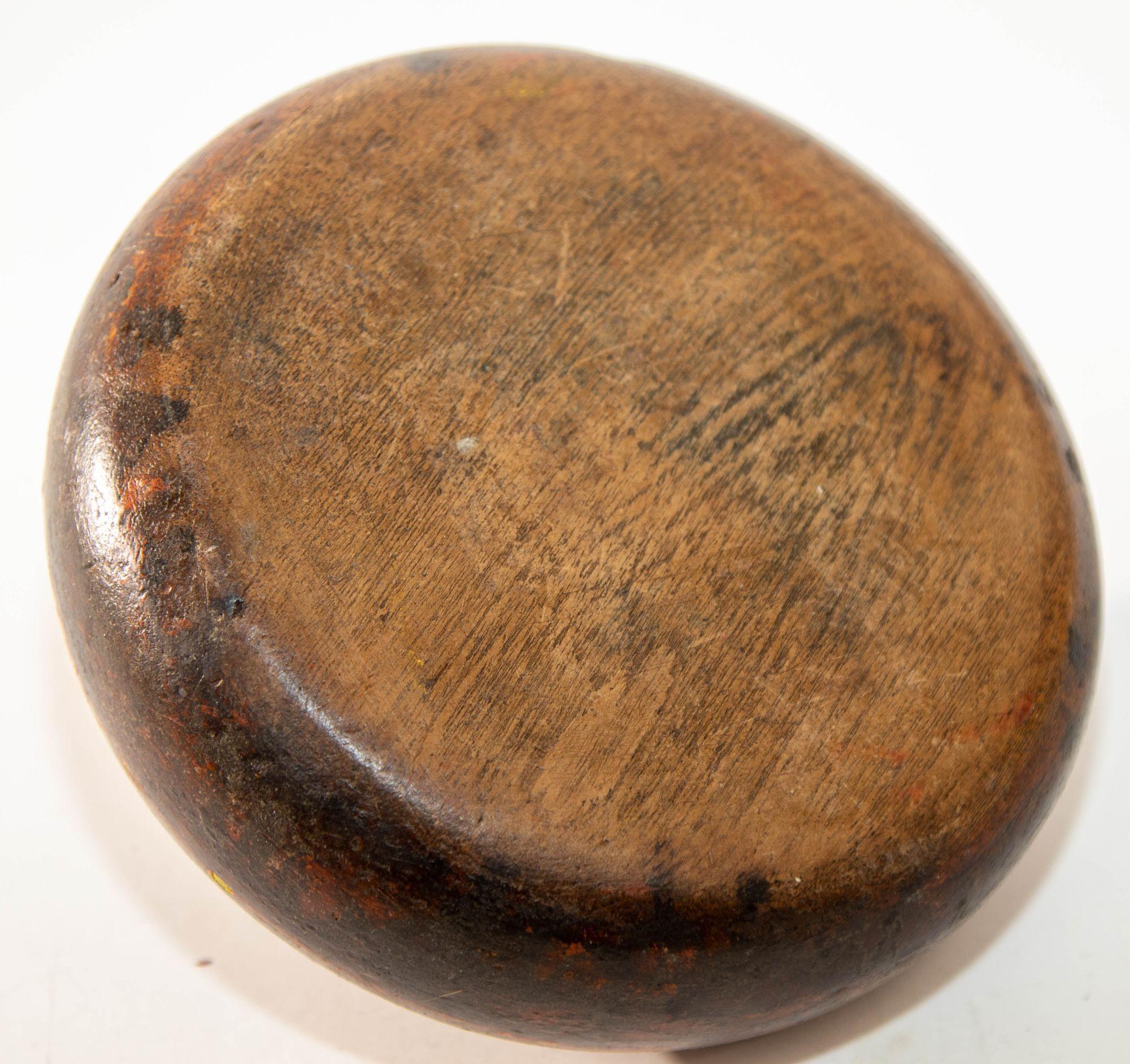 Antiker asiatischer Opiumbehälter aus Holz mit Deckel und Messinggriff (Handgefertigt) im Angebot