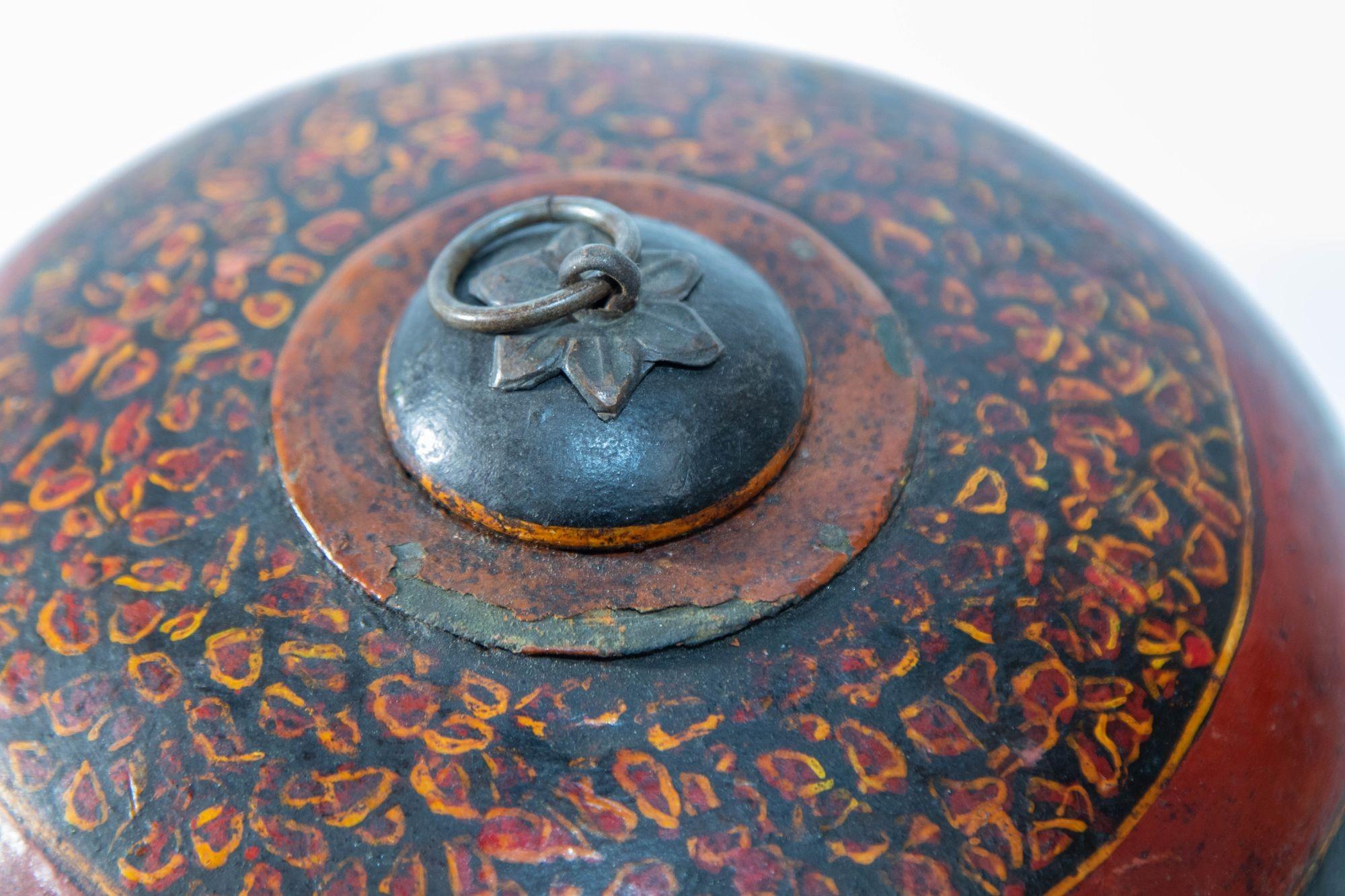 Fait main Récipient asiatique ancien en bois d'opium avec couvercle et poignée en laiton en vente