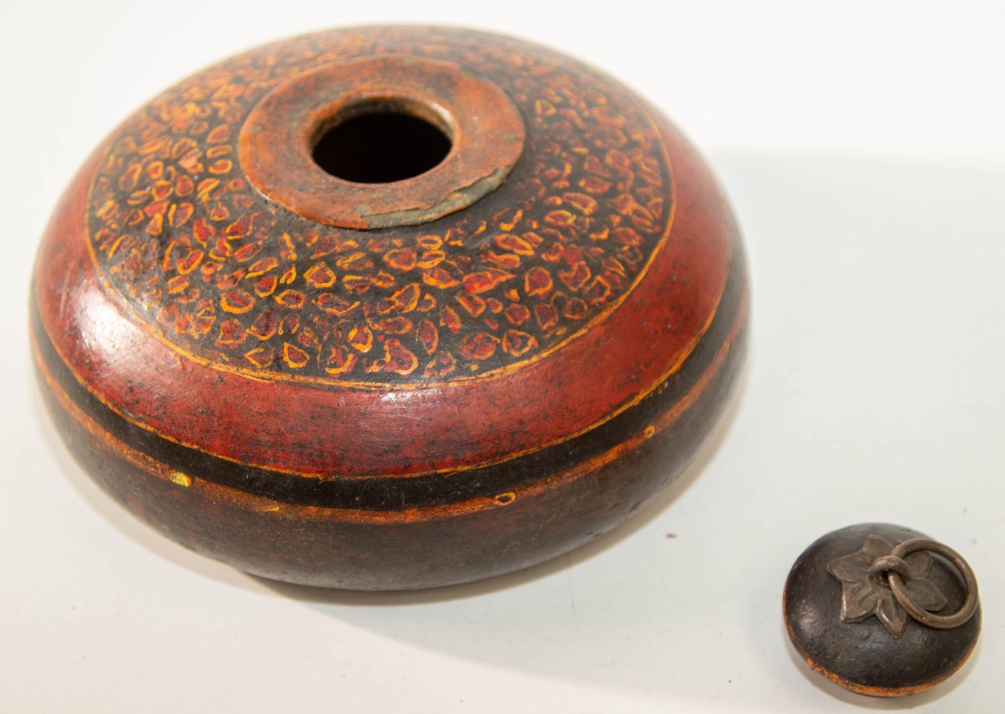 Antiker asiatischer Opiumbehälter aus Holz mit Deckel und Messinggriff (20. Jahrhundert) im Angebot