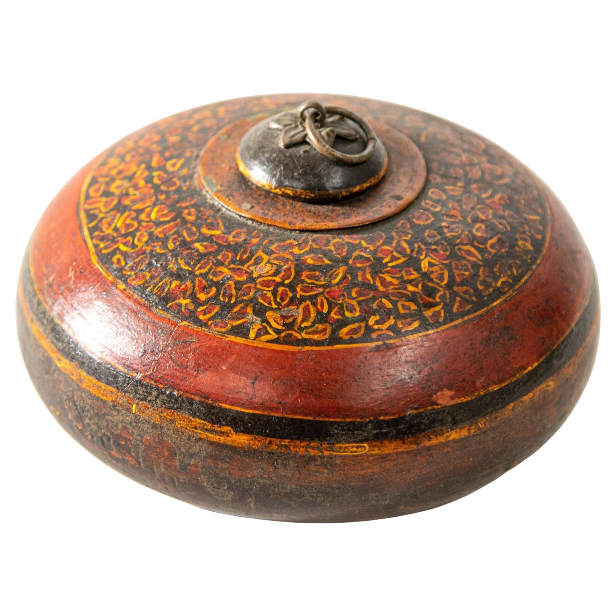 Antiker asiatischer Opiumbehälter aus Holz mit Deckel und Messinggriff im Angebot