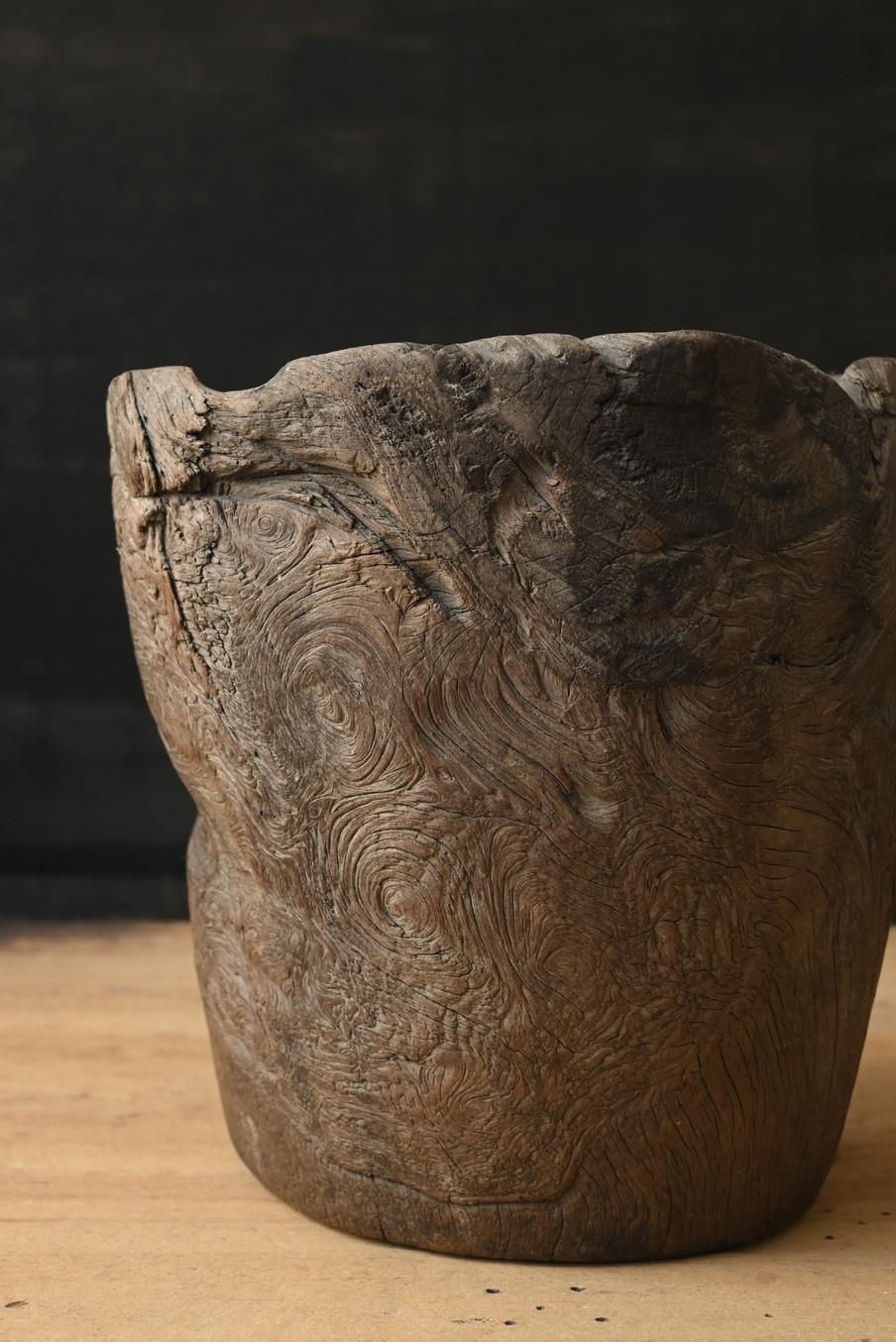 Seau asiatique ancien en bois/début du 20e siècle/vase à fleurs ciselé en vente 7