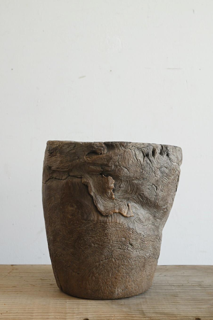 Autre Seau asiatique ancien en bois/début du 20e siècle/vase à fleurs ciselé en vente