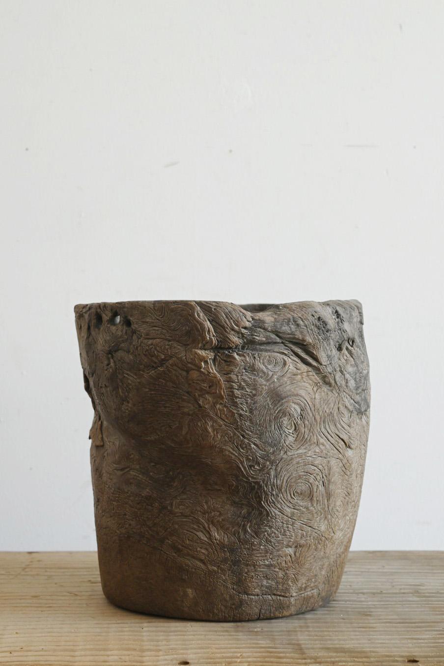 Sud-asiatique Seau asiatique ancien en bois/début du 20e siècle/vase à fleurs ciselé en vente
