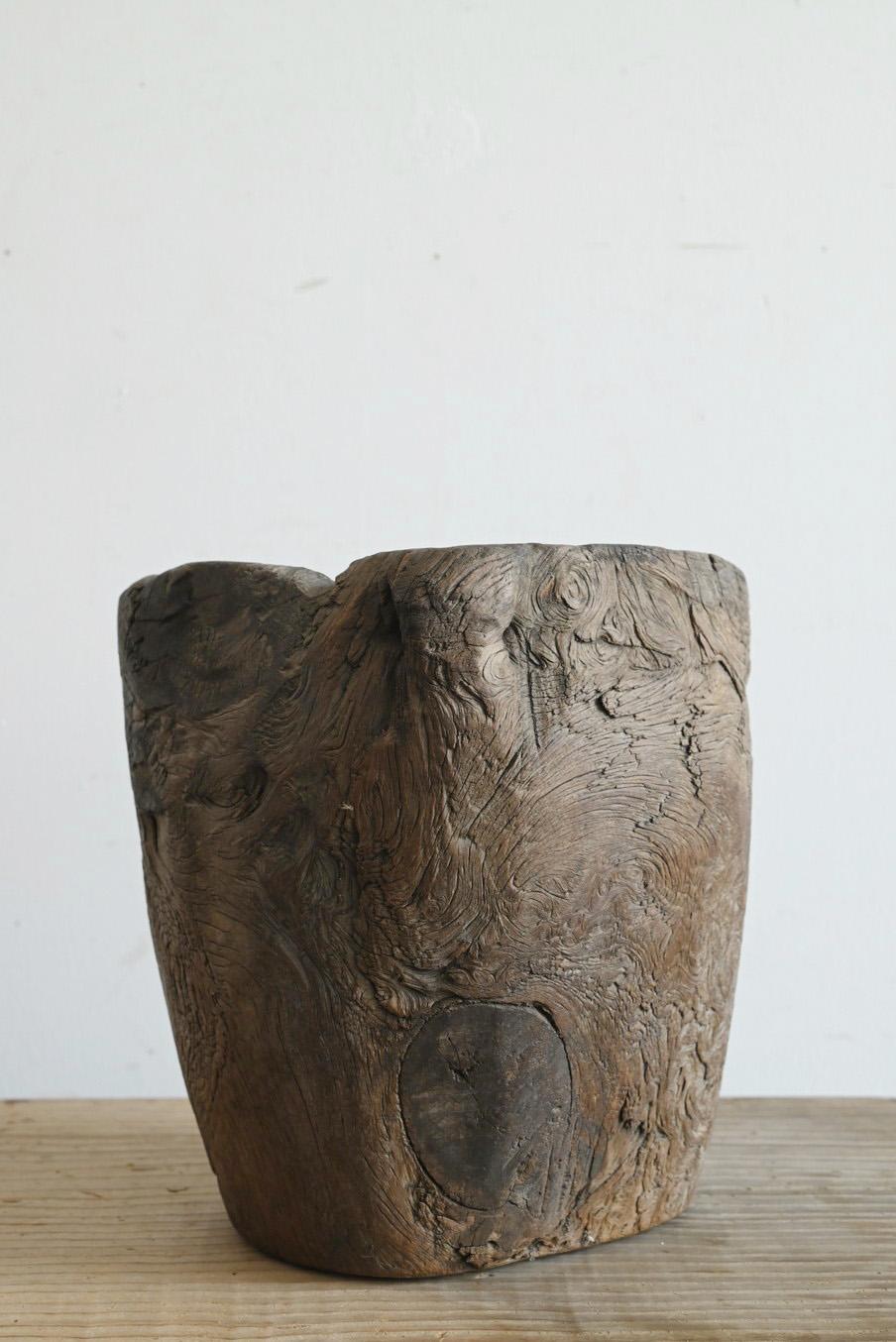 Sculpté à la main Seau asiatique ancien en bois/début du 20e siècle/vase à fleurs ciselé en vente