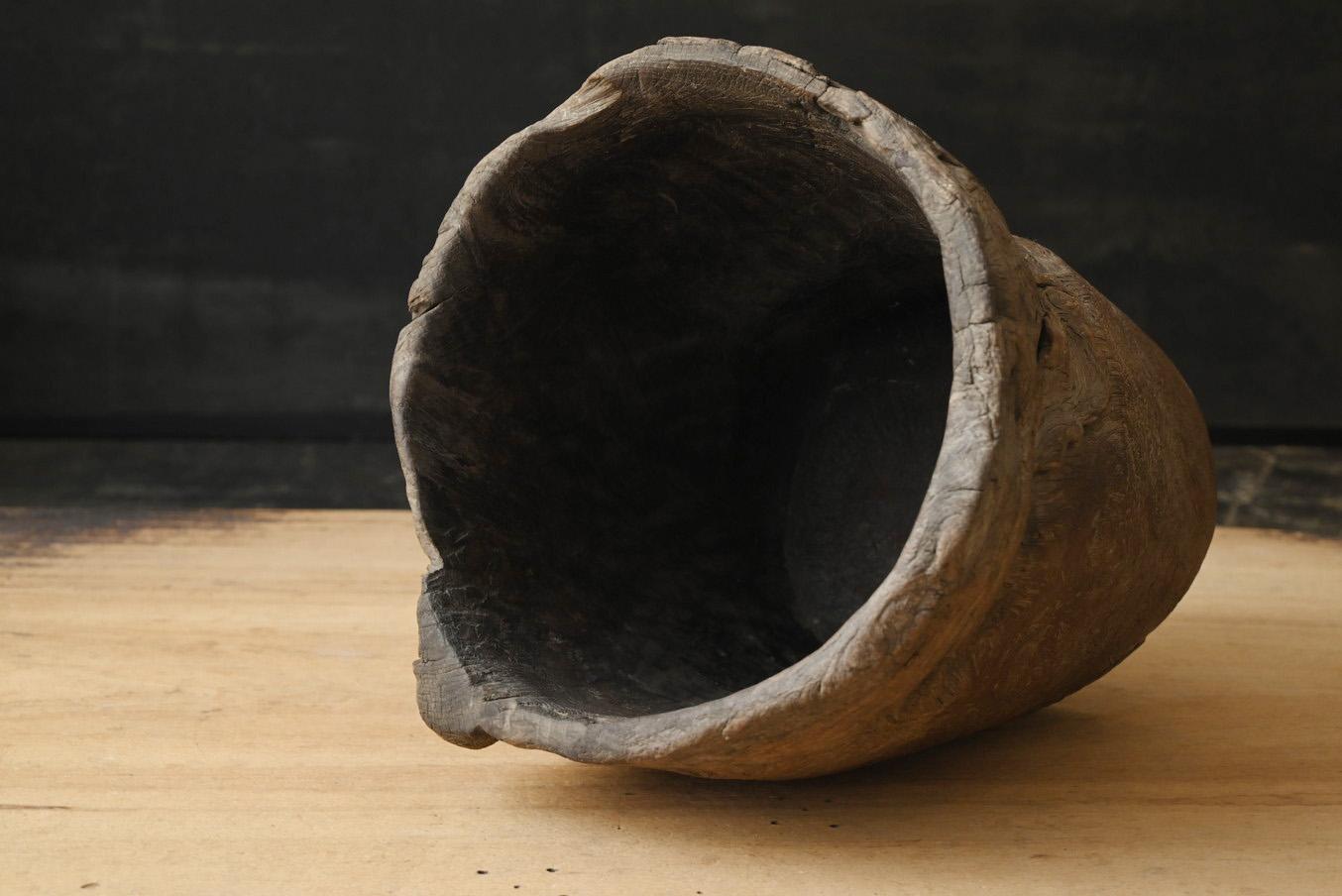 20ième siècle Seau asiatique ancien en bois/début du 20e siècle/vase à fleurs ciselé en vente