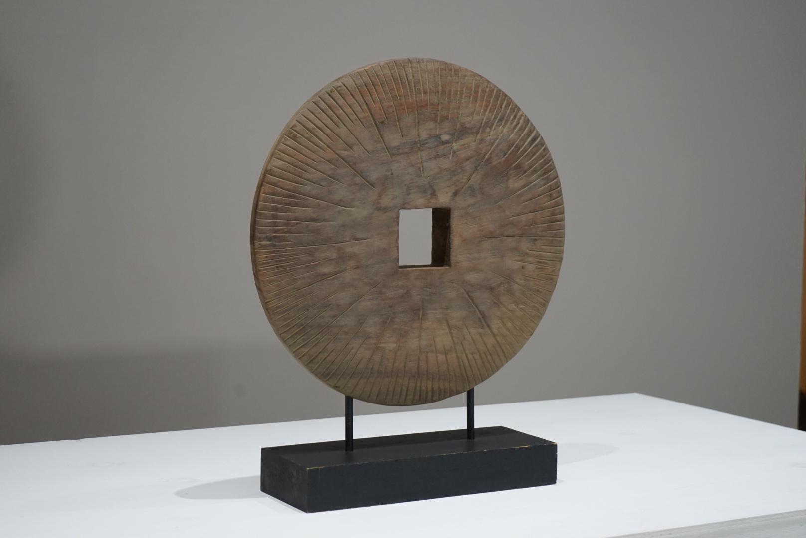 20ième siècle Antique Asian Wooden Primitive Disc Object en vente