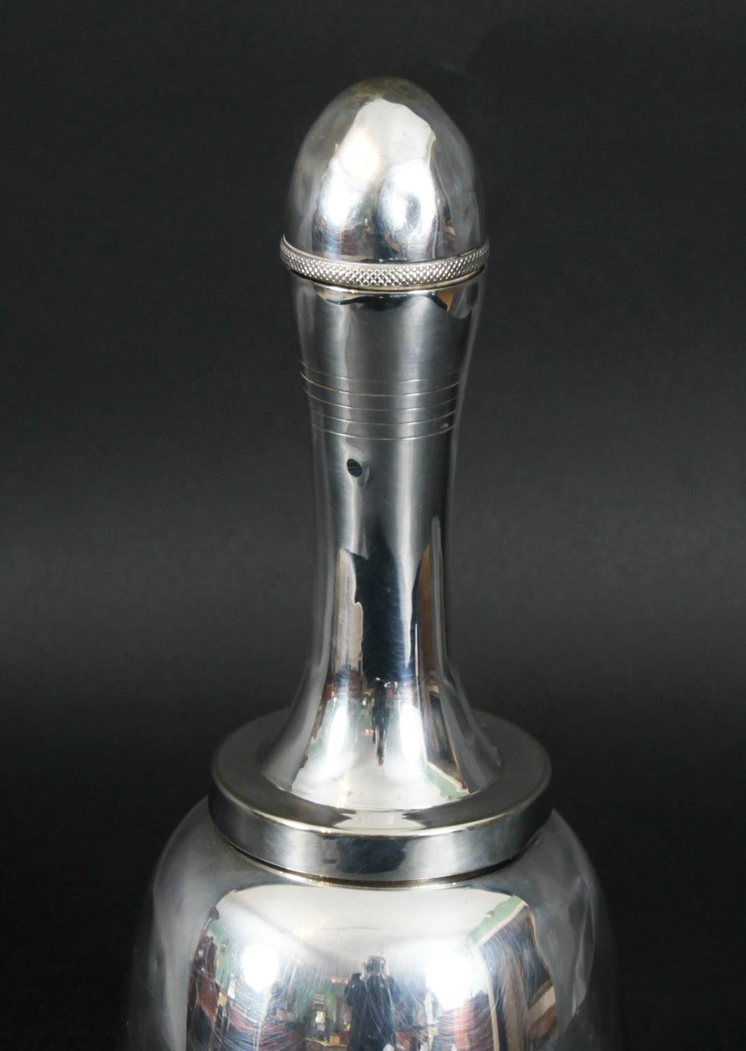 Magnífica coctelera antigua Art Decó de plata con la marca del famoso minorista Asprey and Co, fechada hacia 1920.
 
El agitador en forma de campana tiene un tapón cilíndrico con un asa que se desenrosca.

Añade un toque elegante a tu próximo