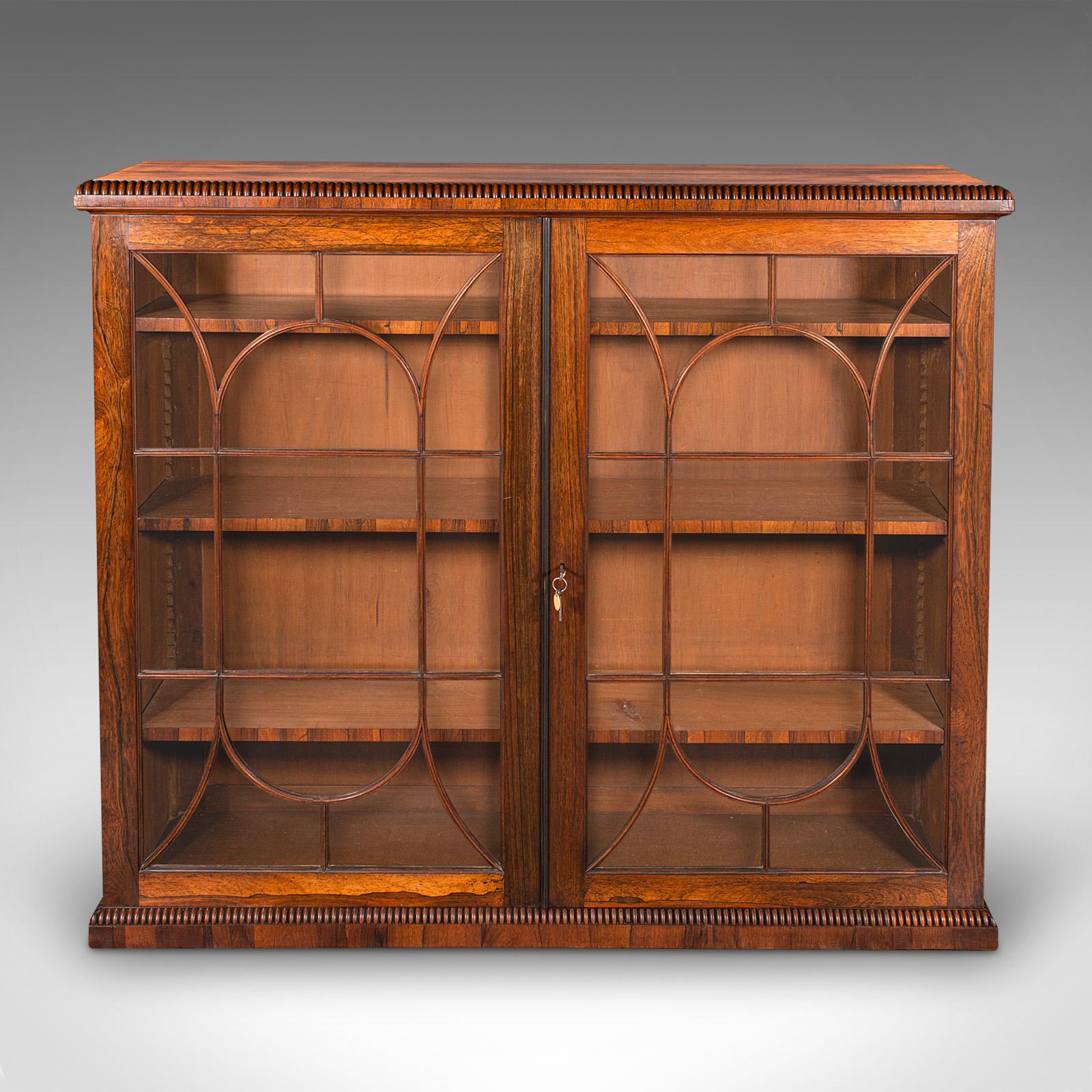 Il s'agit d'une bibliothèque de salon ancienne en astragale vitrée. Une vitrine anglaise en palissandre et laiton, datant de la période Regency, vers 1820.

Exemple exceptionnel, doté d'une figuration et d'une couleur magnifiques.
Présentant une