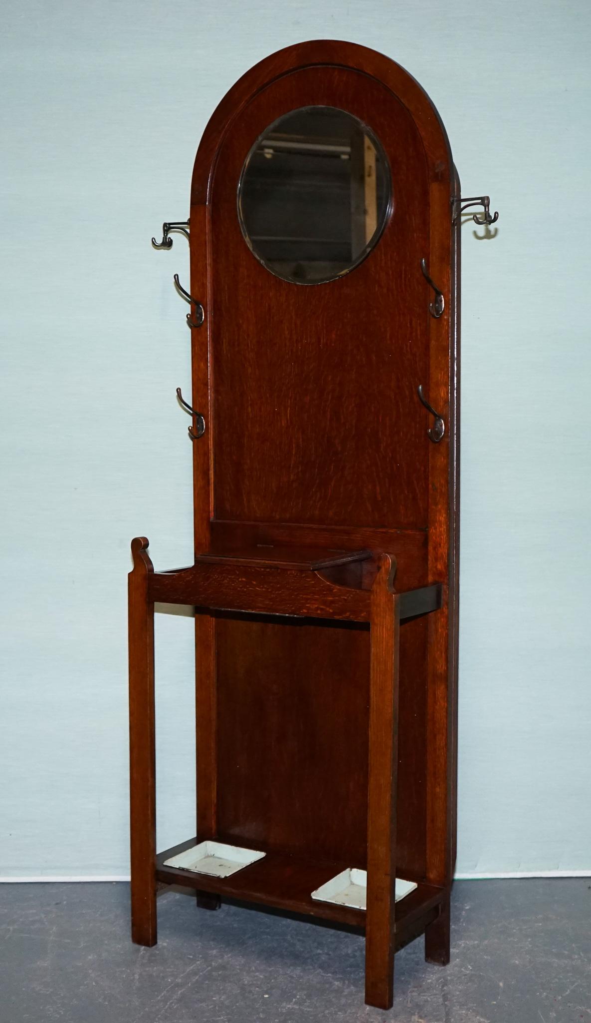 
Antiquitäten aus London



Bringen Sie zeitlose Eleganz und Funktionalität in Ihr Zuhause mit diesem beeindruckenden antiken Dielenständer aus Eiche im Arts & Crafts-Stil. Das aus massiver Eiche gefertigte Stück spiegelt die Qualität und