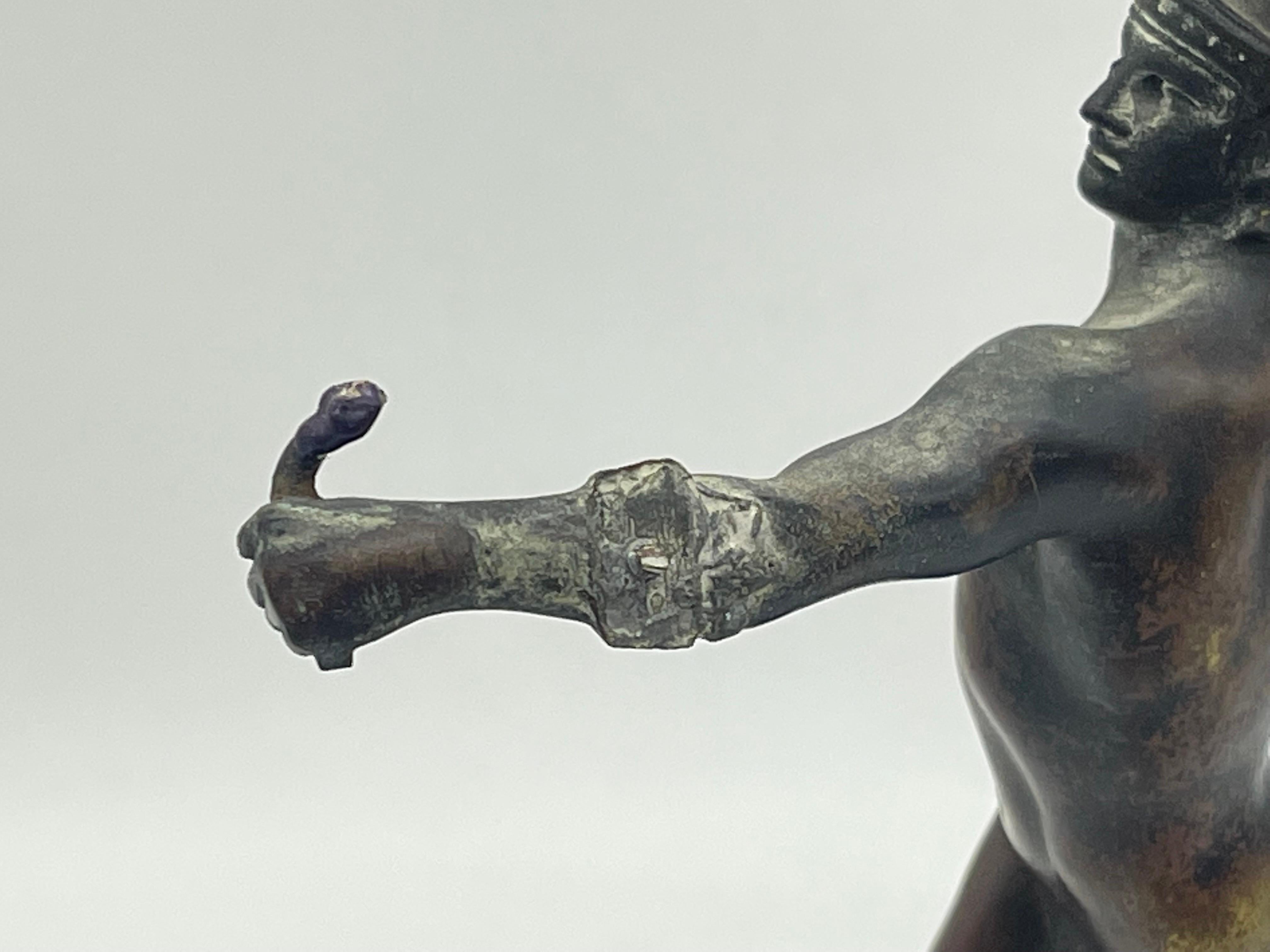 Antike athletische Bronzeskulptur eines Kriegers auf Marmorsockels, griechische Figur im Angebot 6