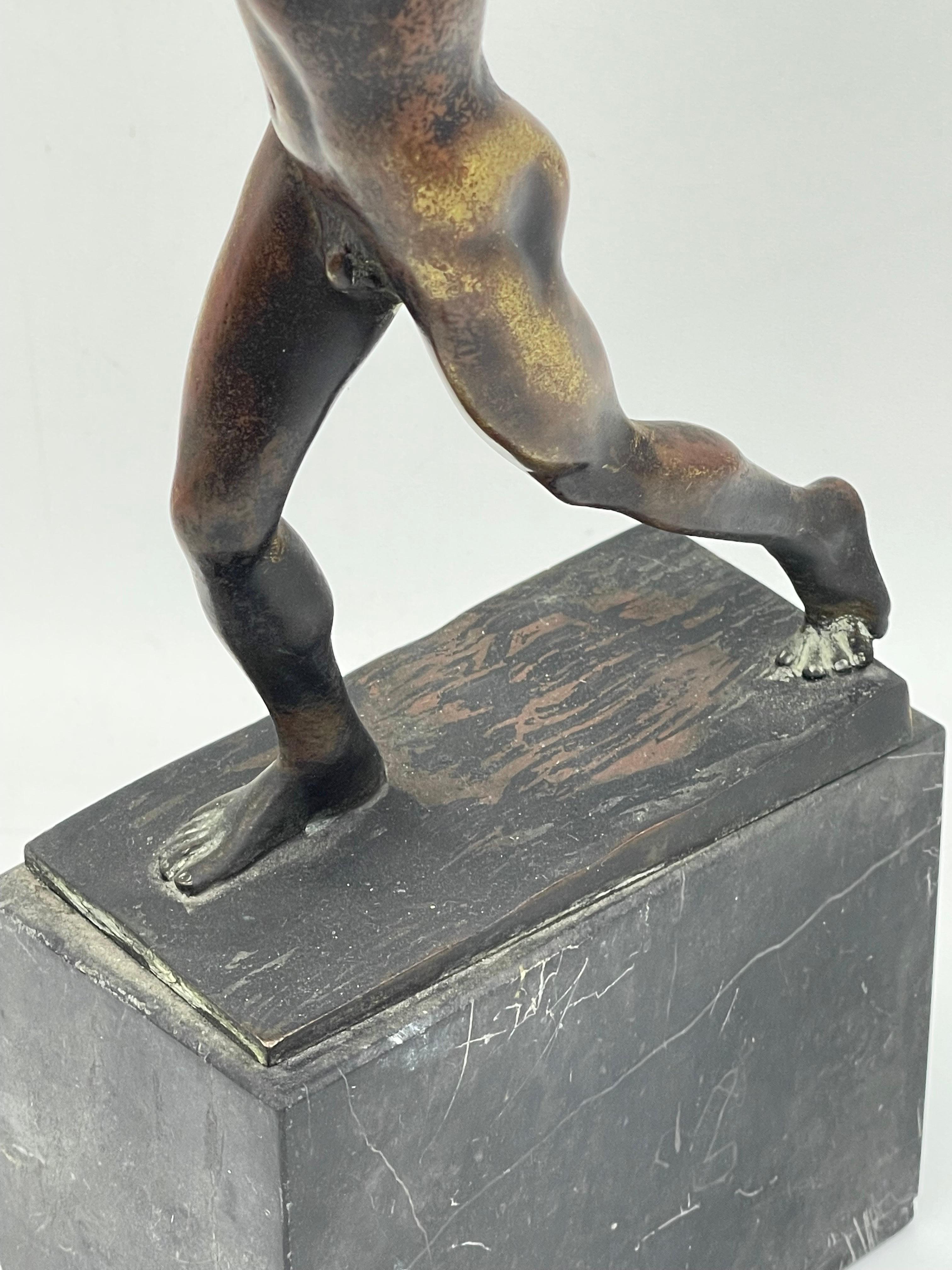 Antike athletische Bronzeskulptur eines Kriegers auf Marmorsockels, griechische Figur im Angebot 8