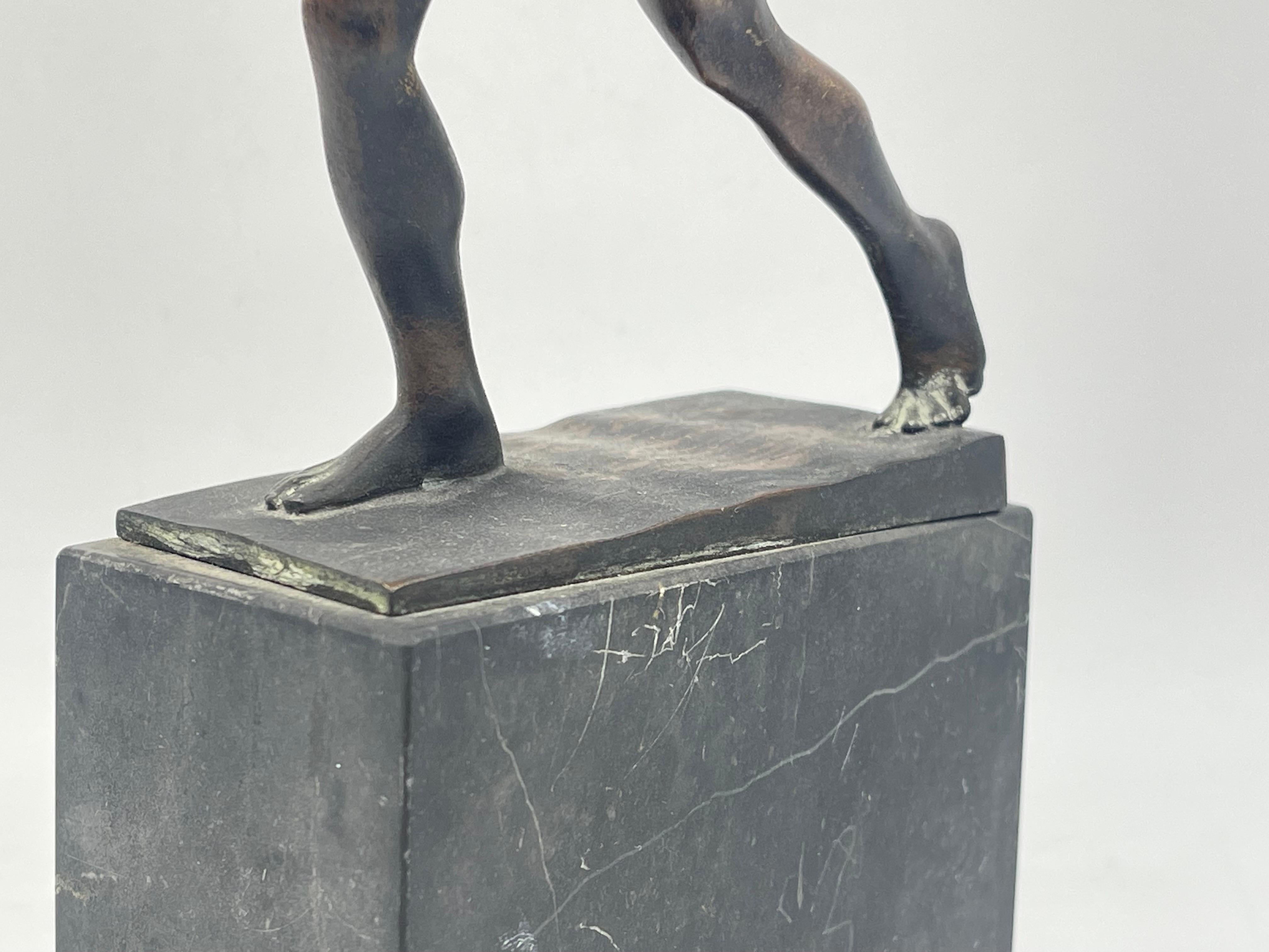 Antike athletische Bronzeskulptur eines Kriegers auf Marmorsockels, griechische Figur im Angebot 9