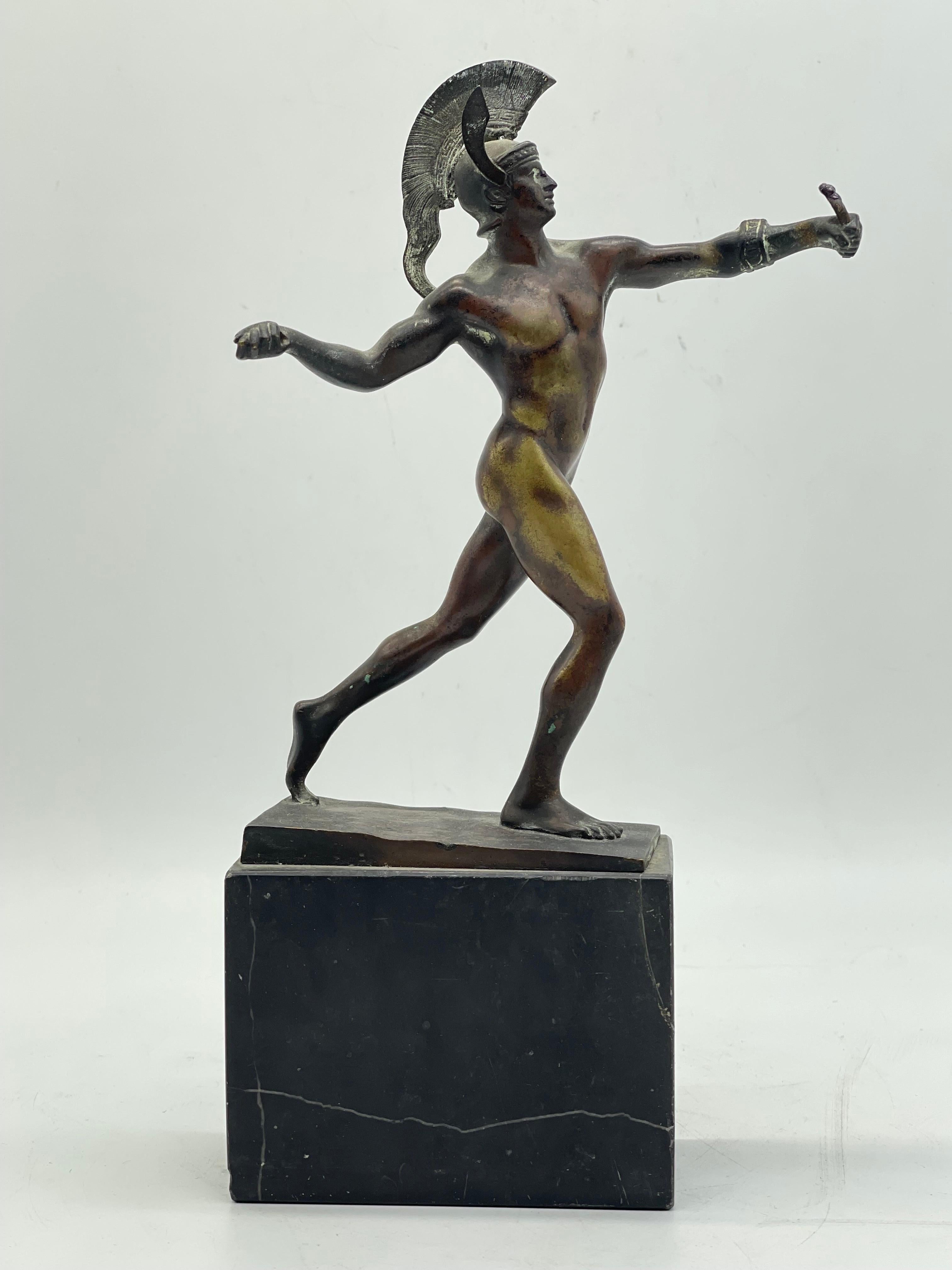 Sculpture / figure athlétique de guerrier grec en bronze

Malheureusement, une lance et un bouclier manquent à l'appel.

Sur socle en marbre noir

L'état est visible sur les photos.