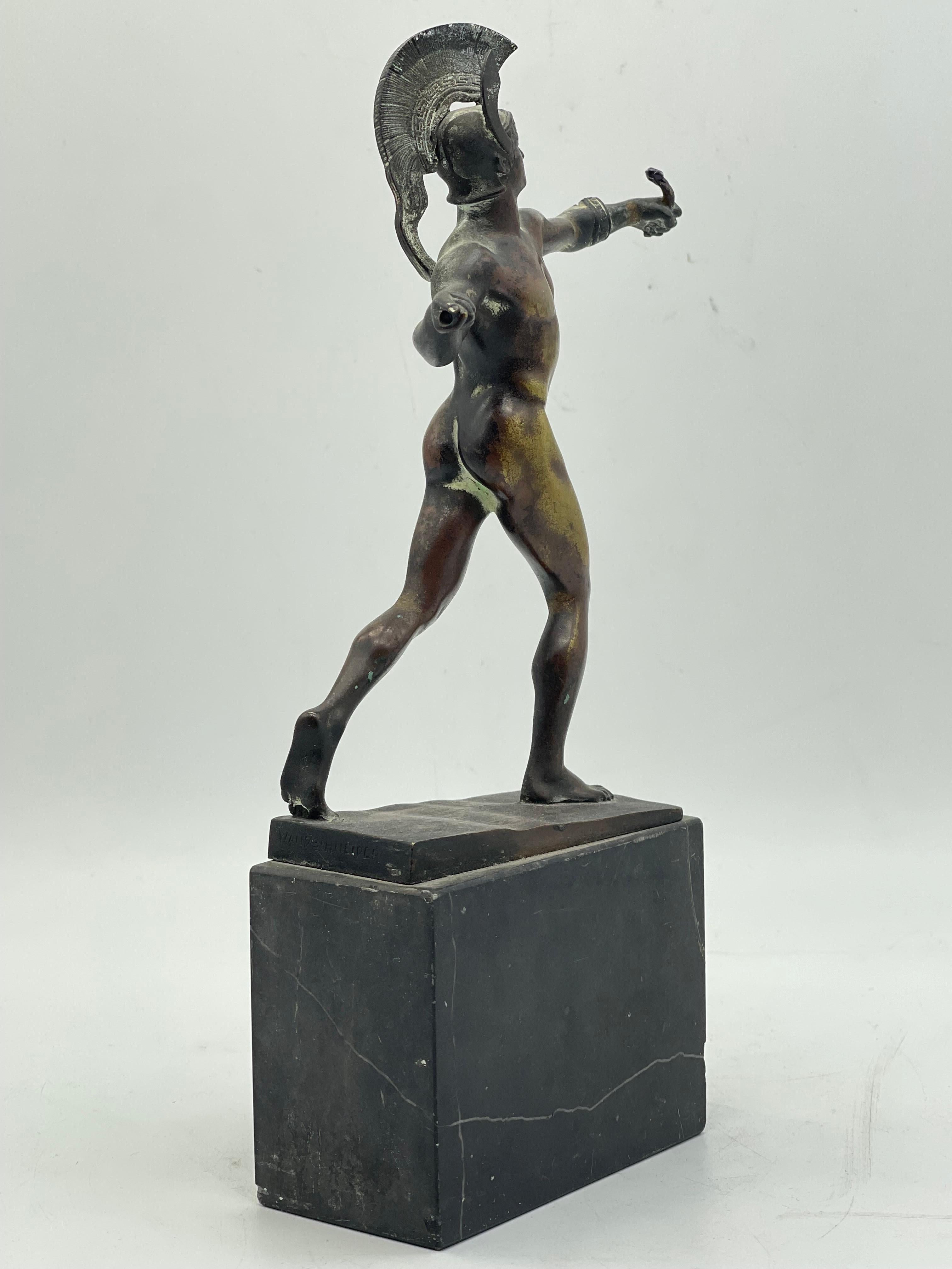 Antike athletische Bronzeskulptur eines Kriegers auf Marmorsockels, griechische Figur im Zustand „Relativ gut“ im Angebot in Berlin, DE