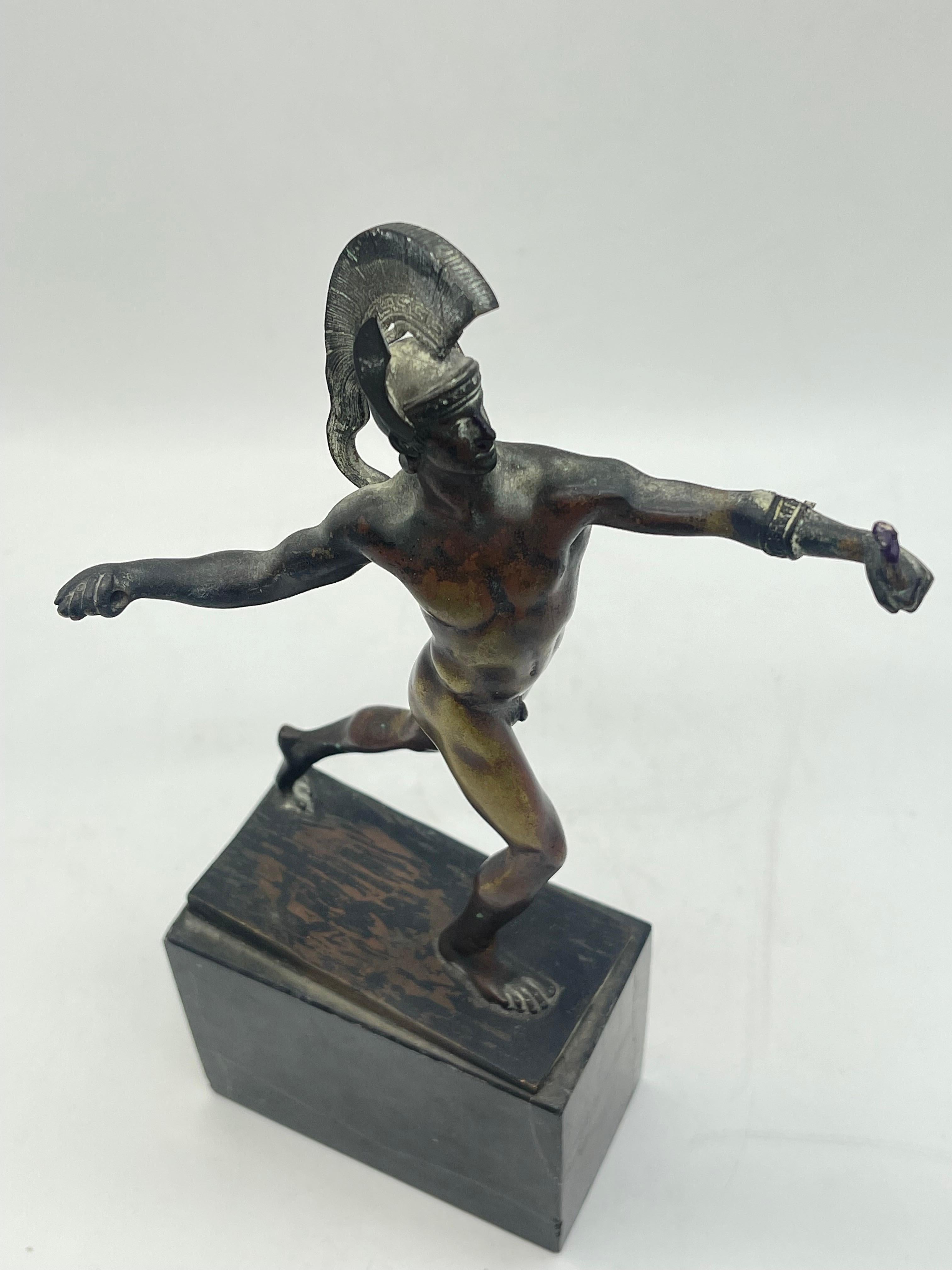 Antike athletische Bronzeskulptur eines Kriegers auf Marmorsockels, griechische Figur im Angebot 2
