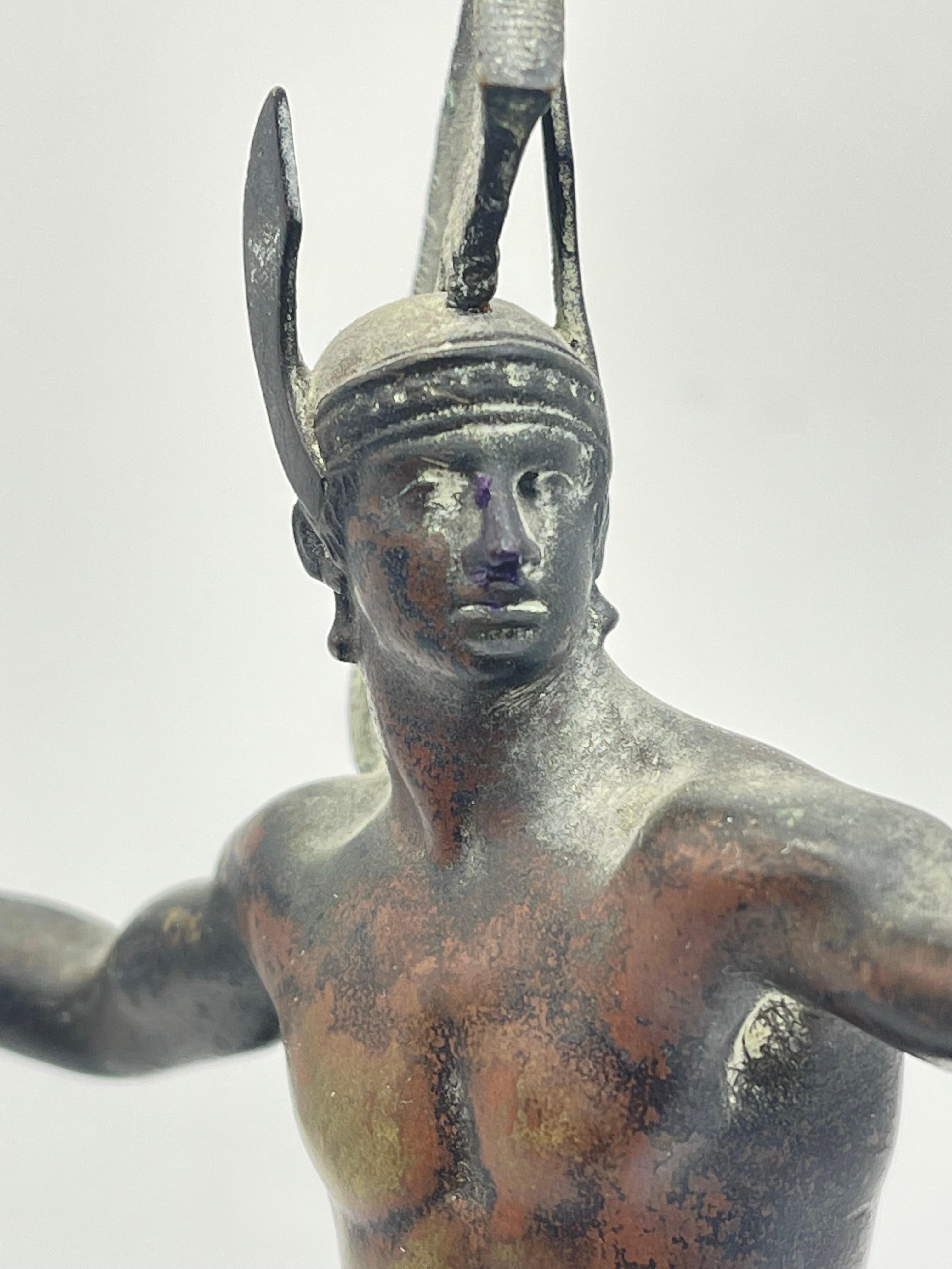 Antike athletische Bronzeskulptur eines Kriegers auf Marmorsockels, griechische Figur im Angebot 3