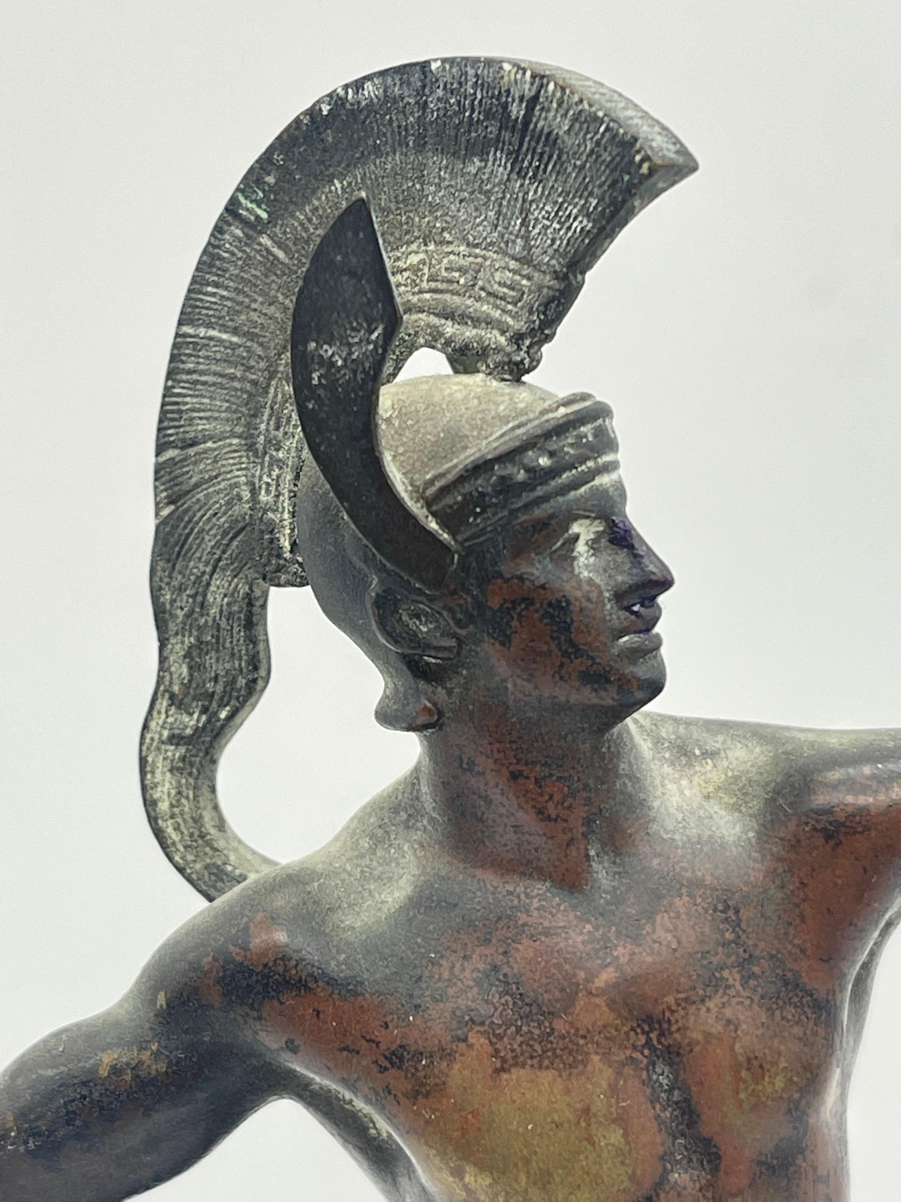 Antike athletische Bronzeskulptur eines Kriegers auf Marmorsockels, griechische Figur im Angebot 4