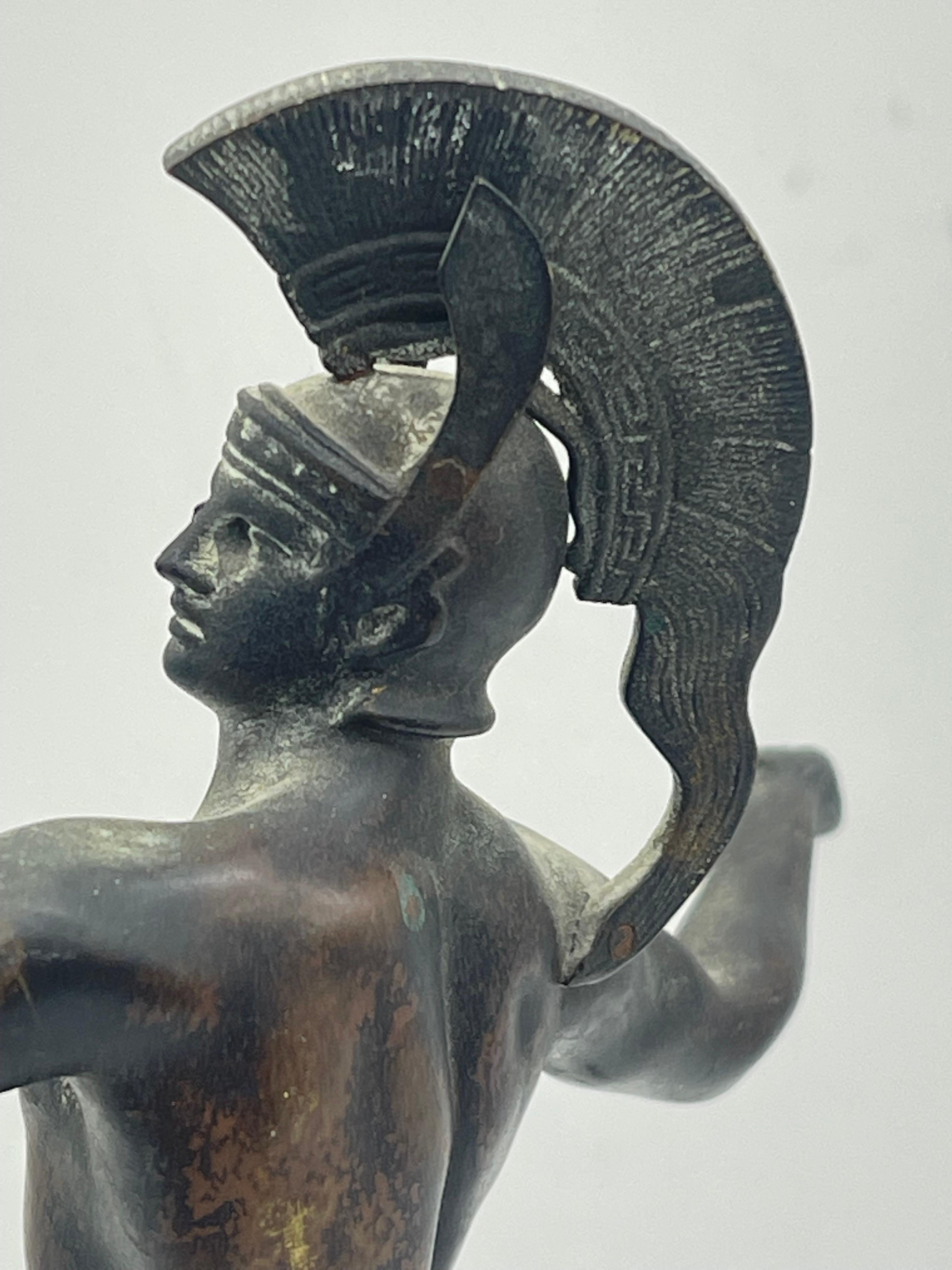 Antike athletische Bronzeskulptur eines Kriegers auf Marmorsockels, griechische Figur im Angebot 5