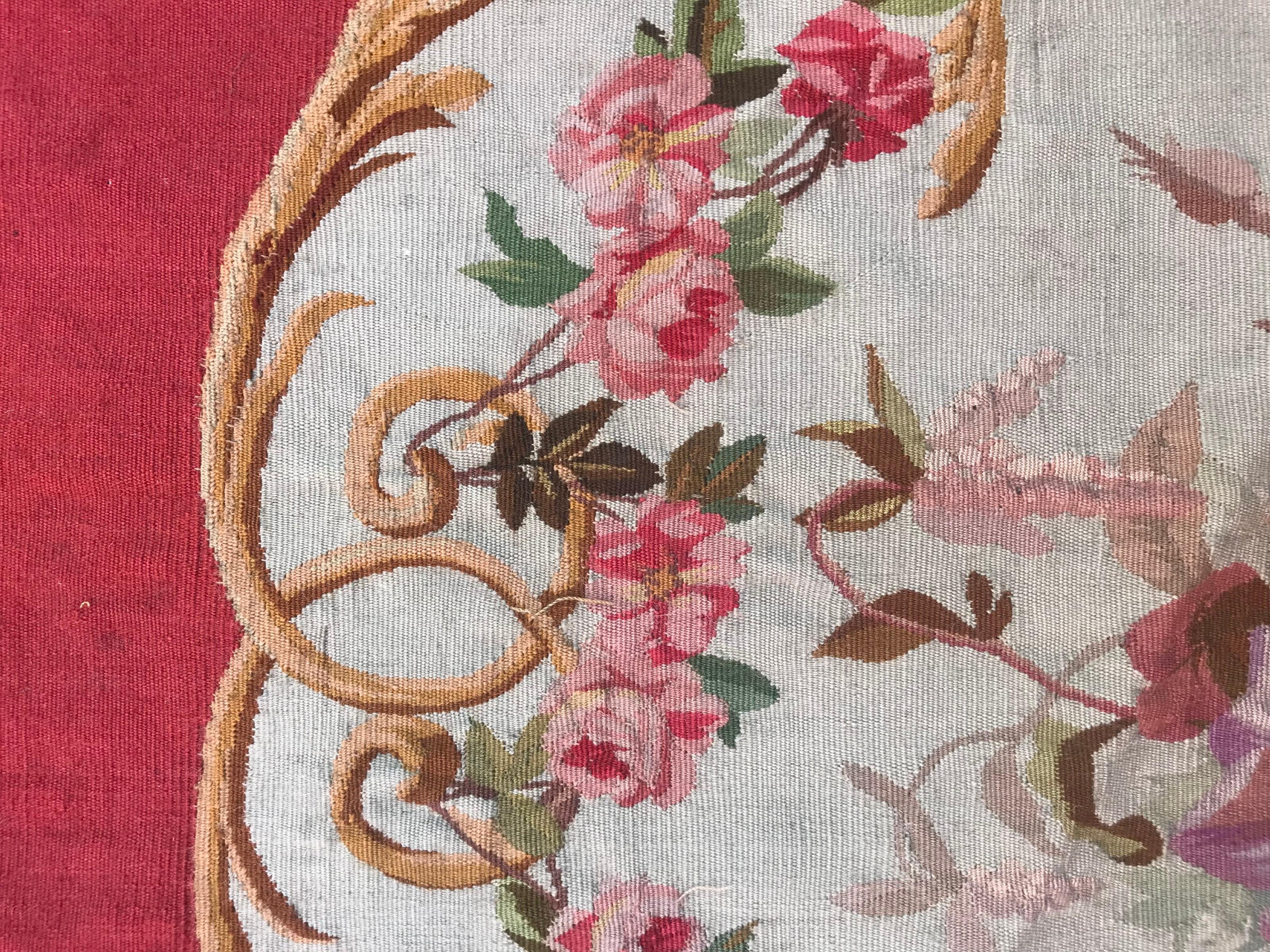 Français Ancienne couverture de chaise à coussin Aubusson en tapisserie en vente
