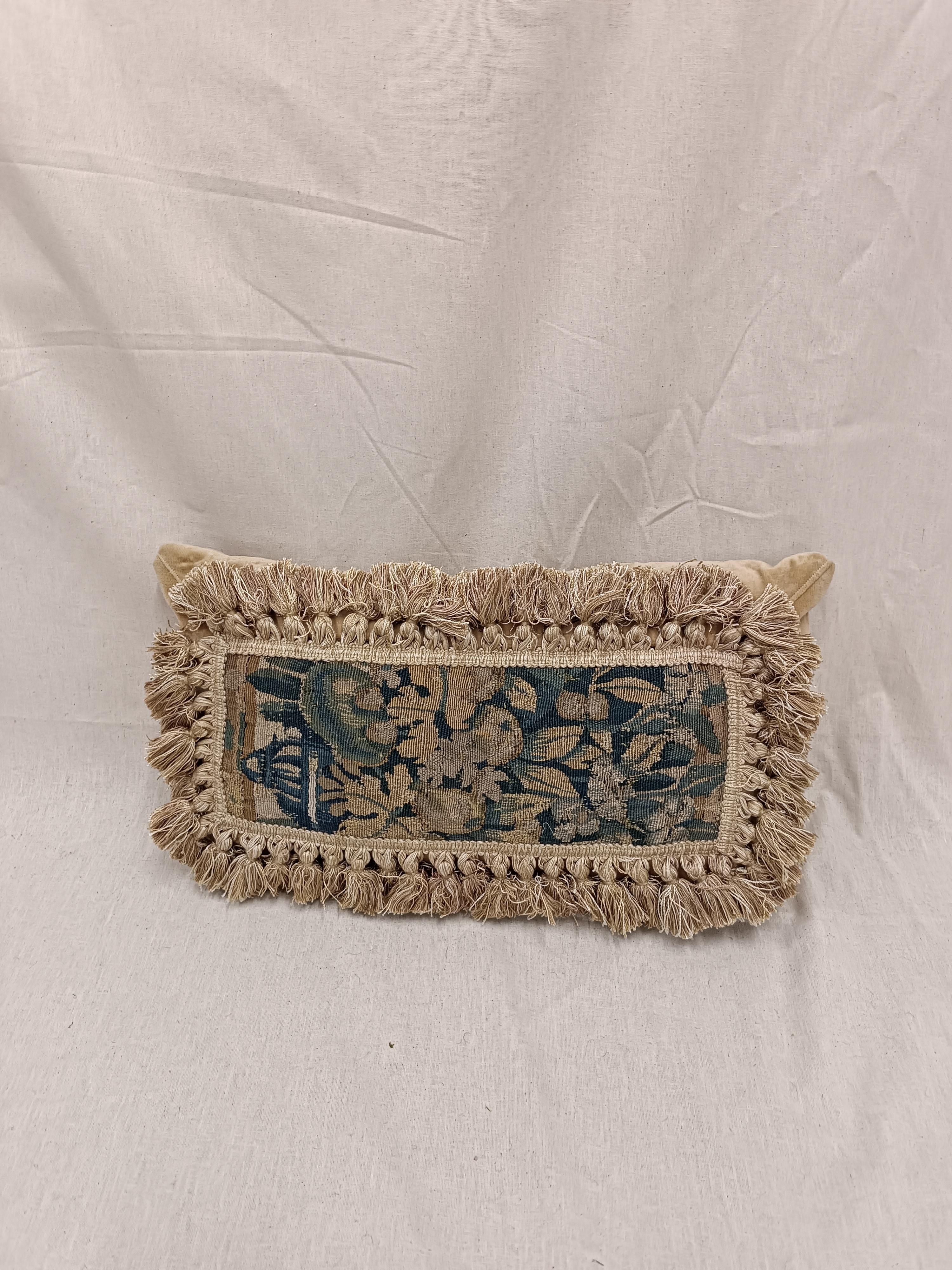 Torna all'eleganza del XIX secolo con questo raro copricuscino Aubusson europeo, un cuscino ad arazzo floreale raro e splendidamente conservato che risale agli anni '50 del XIX secolo. Tessuto a mano in lana a trama piatta, mostra una squisita