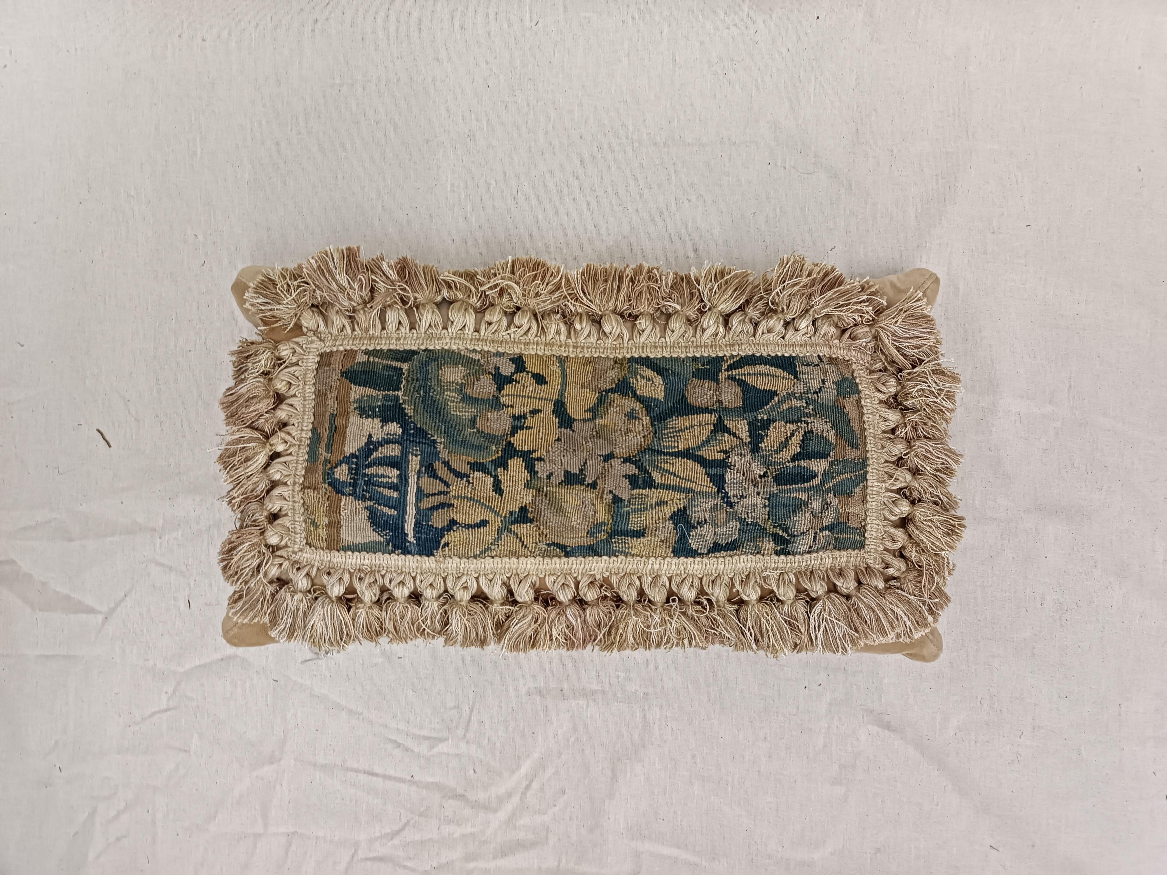 Tintura vegetale Copricuscino Aubusson antico, cuscino ad arazzo floreale, punto ago rettangolare in vendita