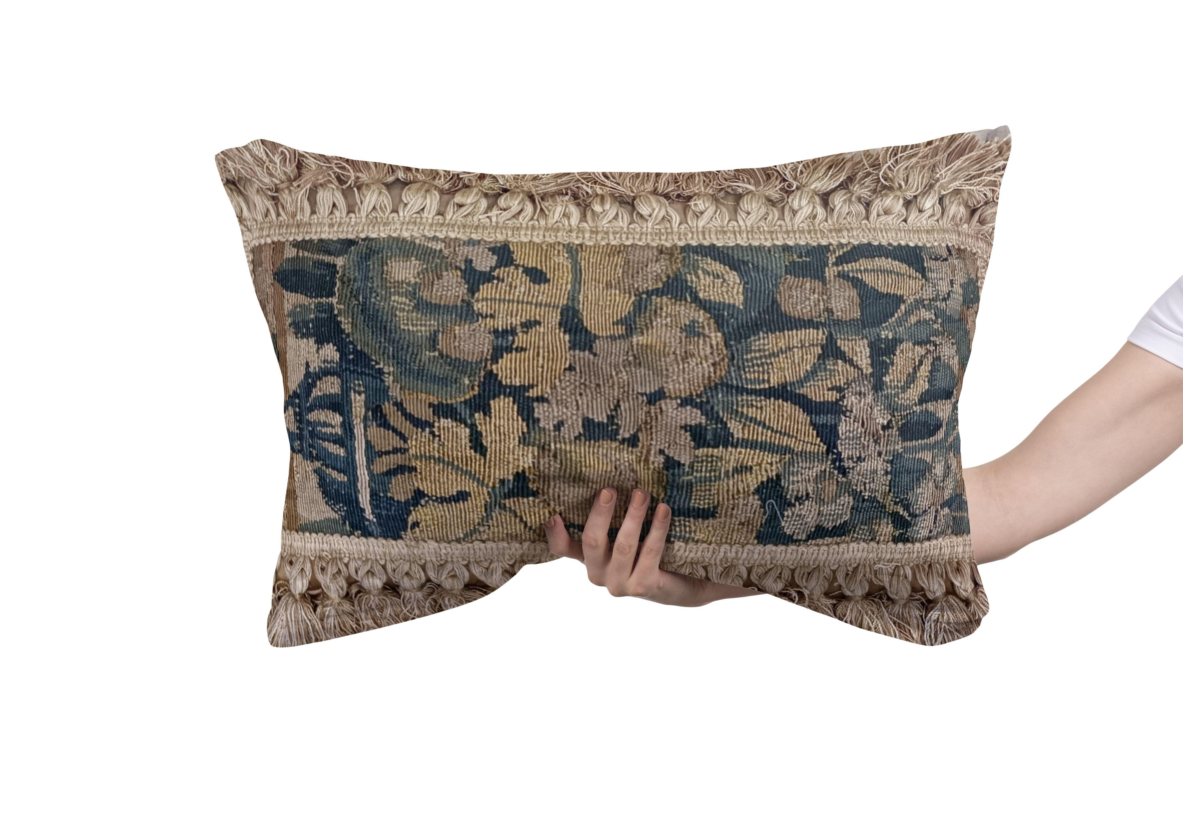 Tessuto Copricuscino Aubusson antico, cuscino ad arazzo floreale, punto ago rettangolare in vendita